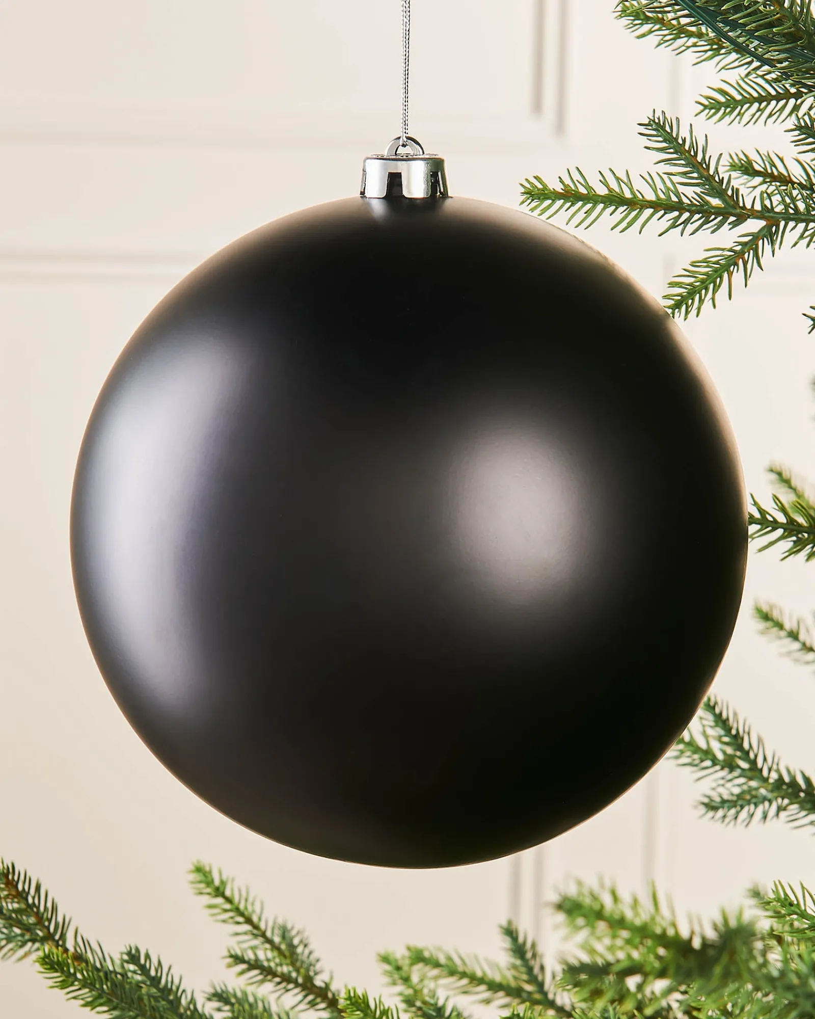 WeRChristmas Black Large Matt Shatterproof Bauble, 20 Cm