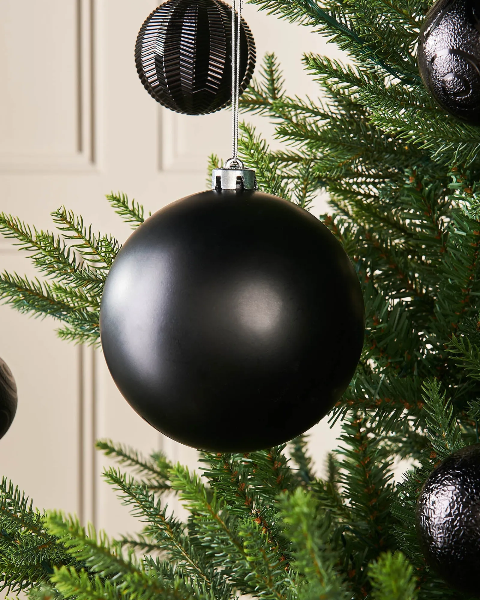 WeRChristmas Black Large Matt Shatterproof Bauble, 15 Cm