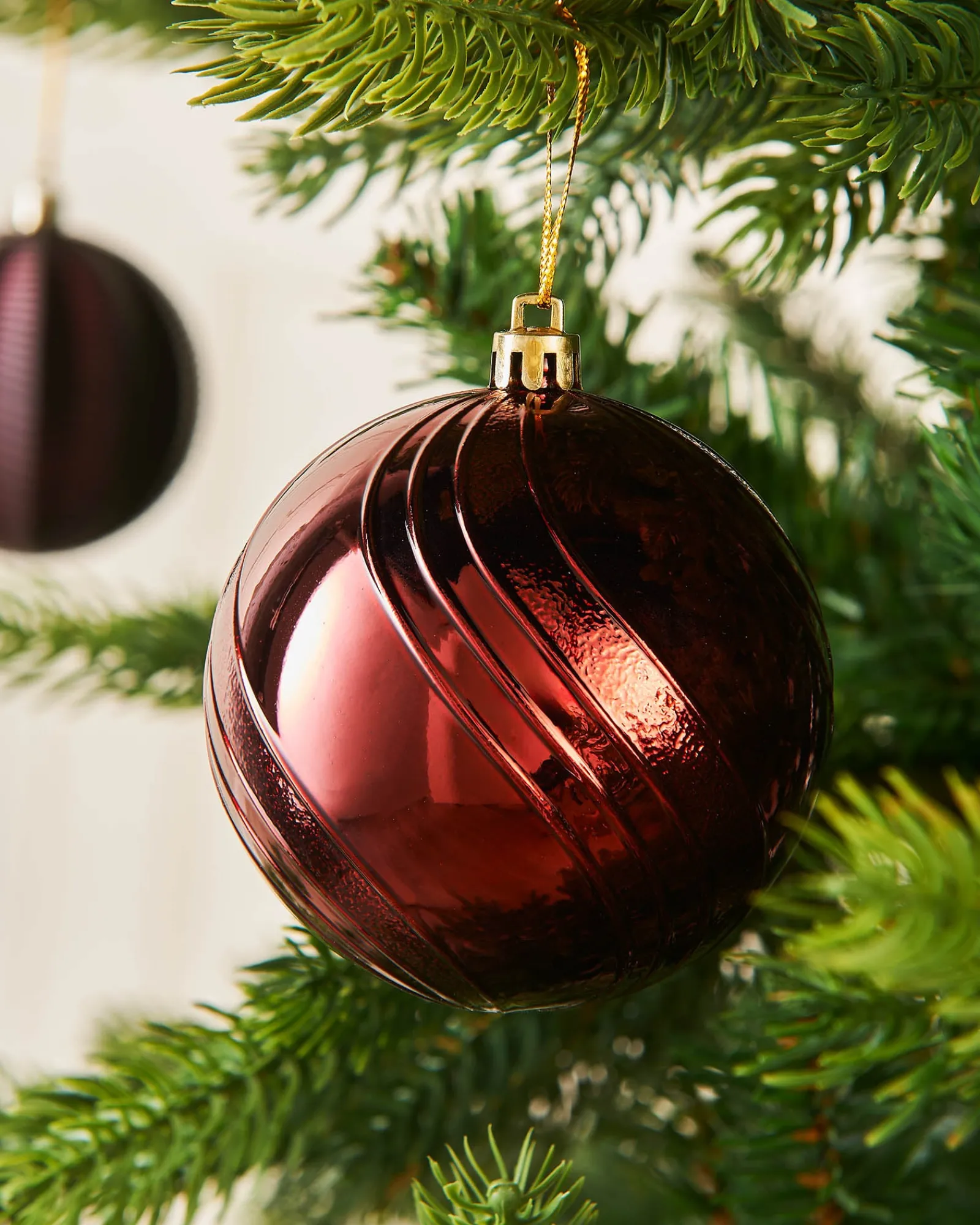 WeRChristmas Burgundy Shatterproof Baubles, 16 Pack, 8 Cm
