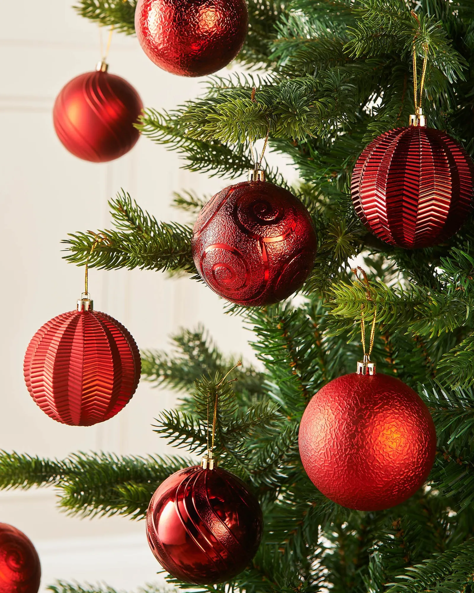 WeRChristmas Christmas Red Shatterproof Baubles, 16 Pack, 8 Cm