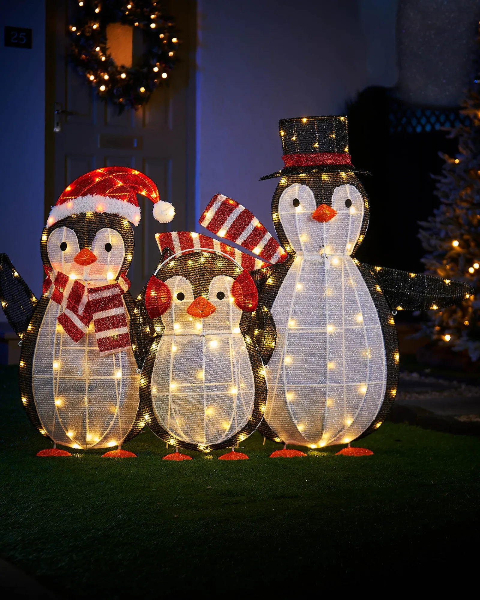 WeRChristmas 2D Tinsel Penguin Family Silhouette