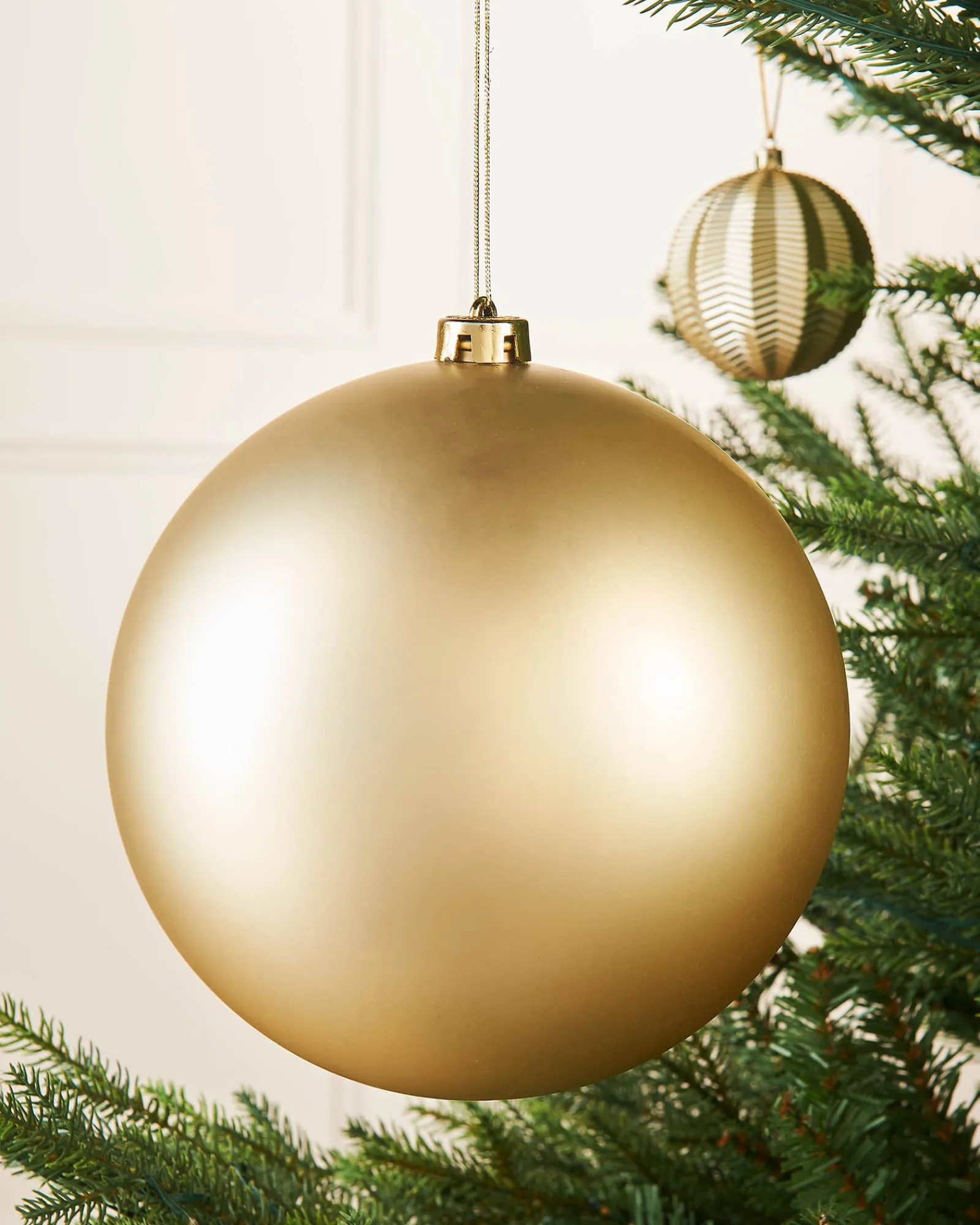 WeRChristmas Gold Large Matt Shatterproof Bauble, 20 Cm