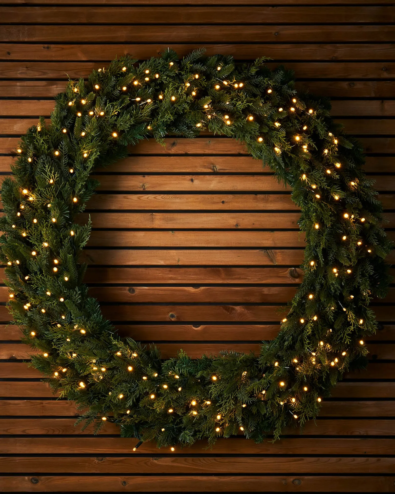 WeRChristmas LINK PRO Connectable Pre-Lit Natural Fir Wreath, 1.2 M