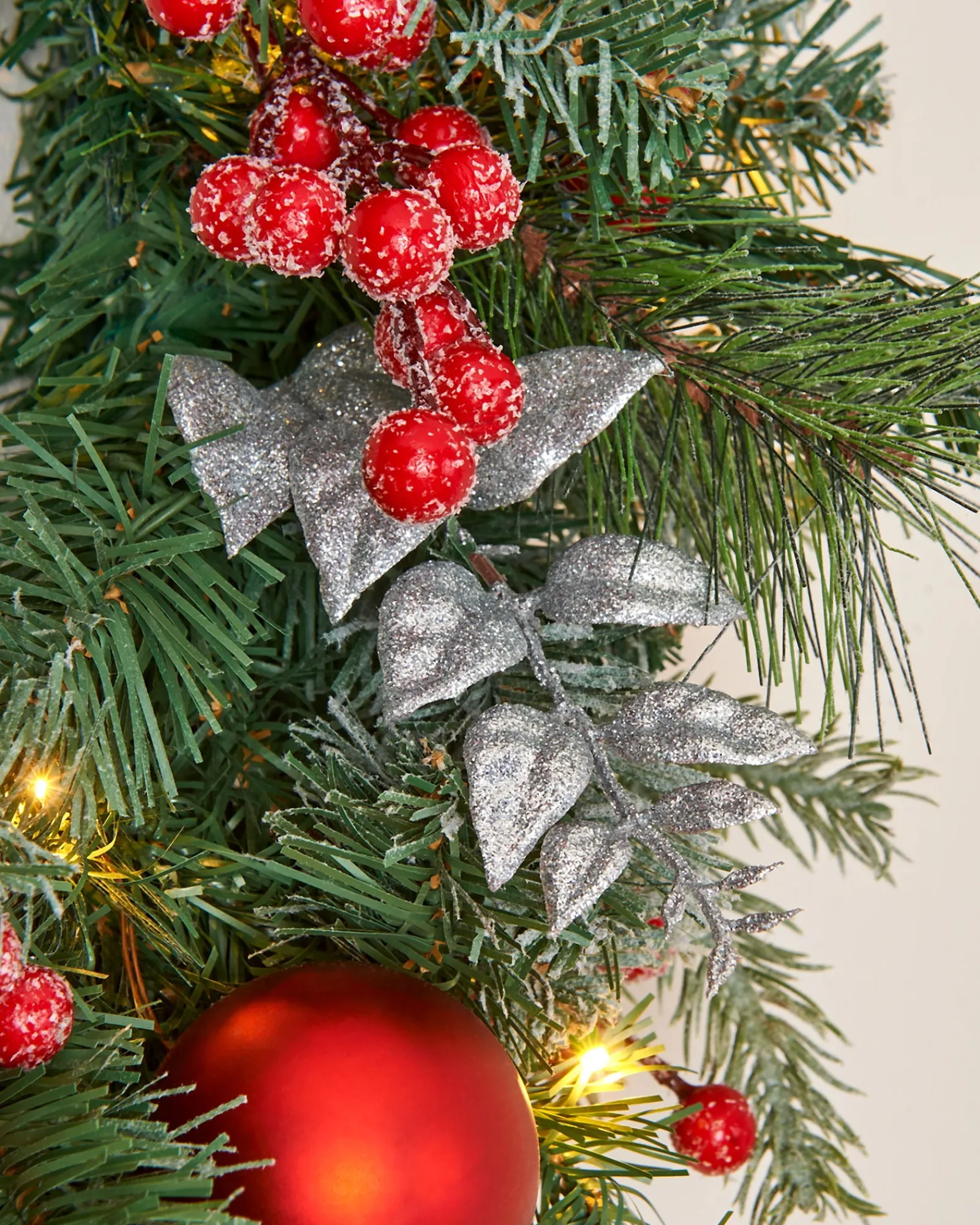 WeRChristmas Pre-Lit Decorated Frosted Wreath, 60 Cm
