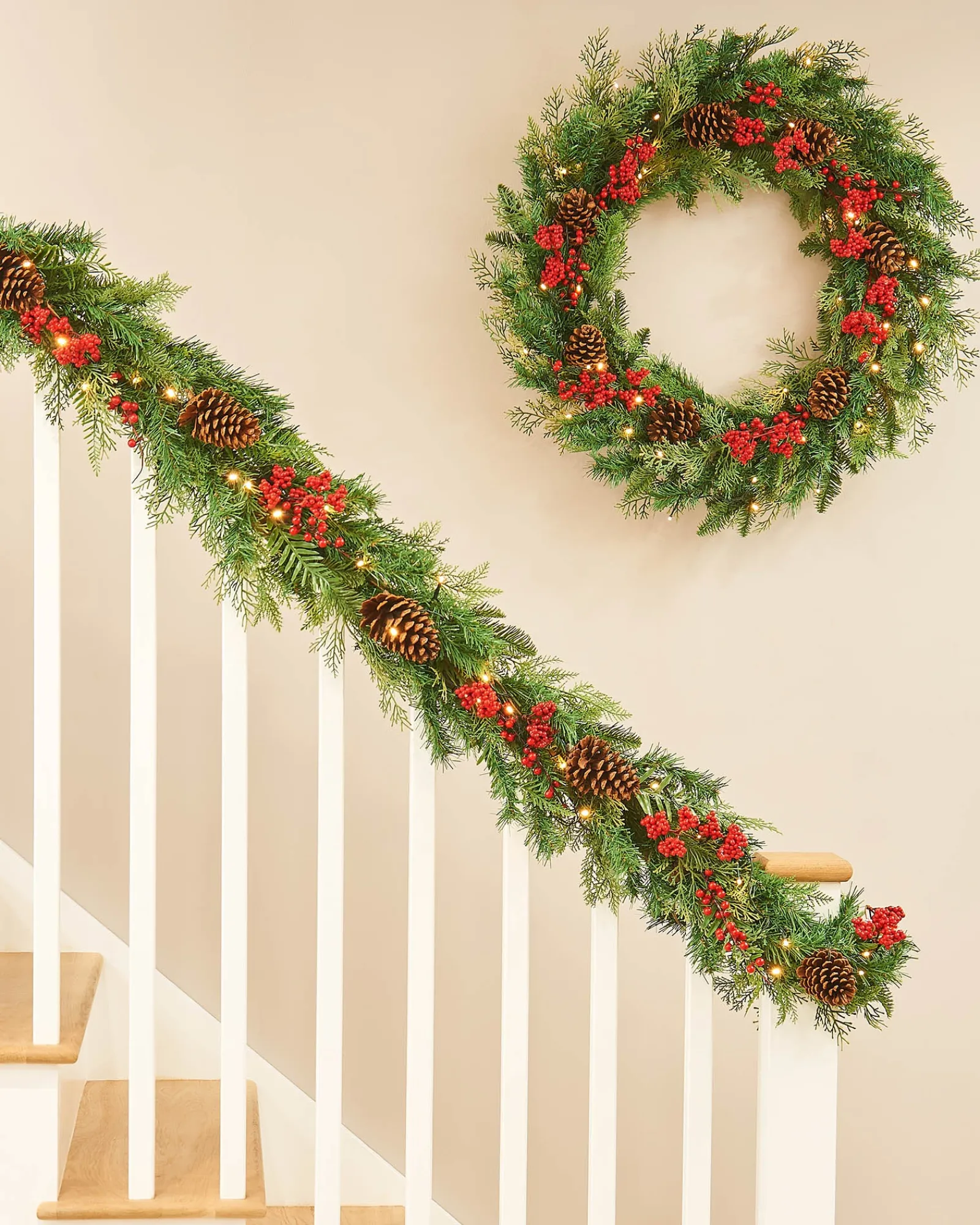 WeRChristmas Pre-Lit Decorated Garland, Pinecones & Berries, 9 Ft