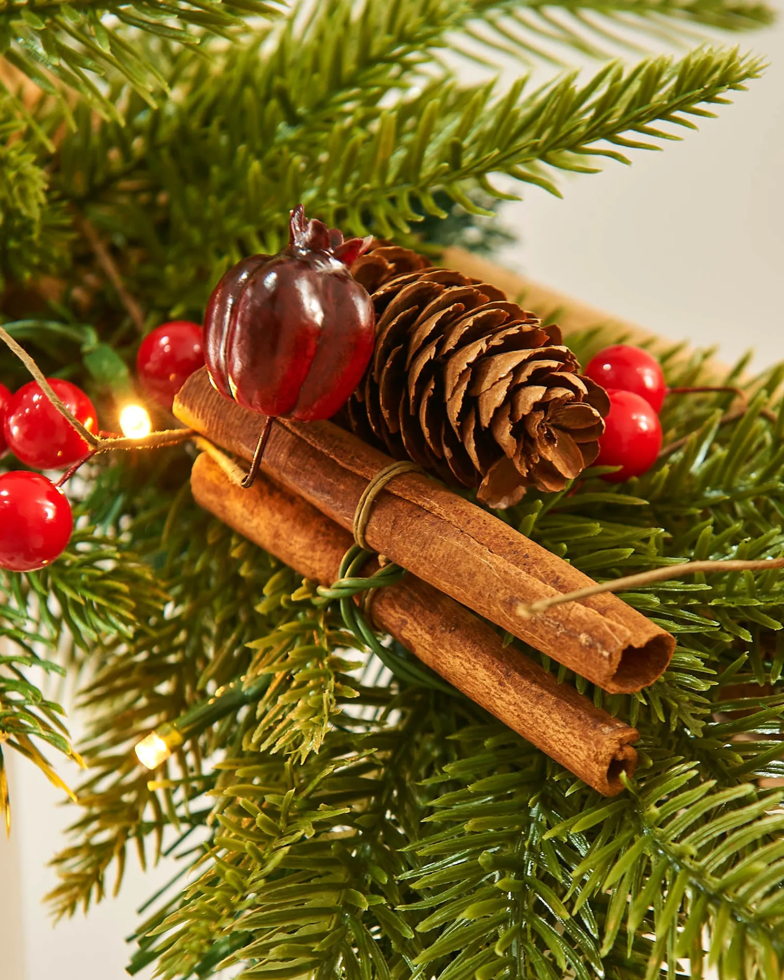 WeRChristmas Pre-Lit Decorated Garland, Apples & Cinnamon Sticks, 9 Ft