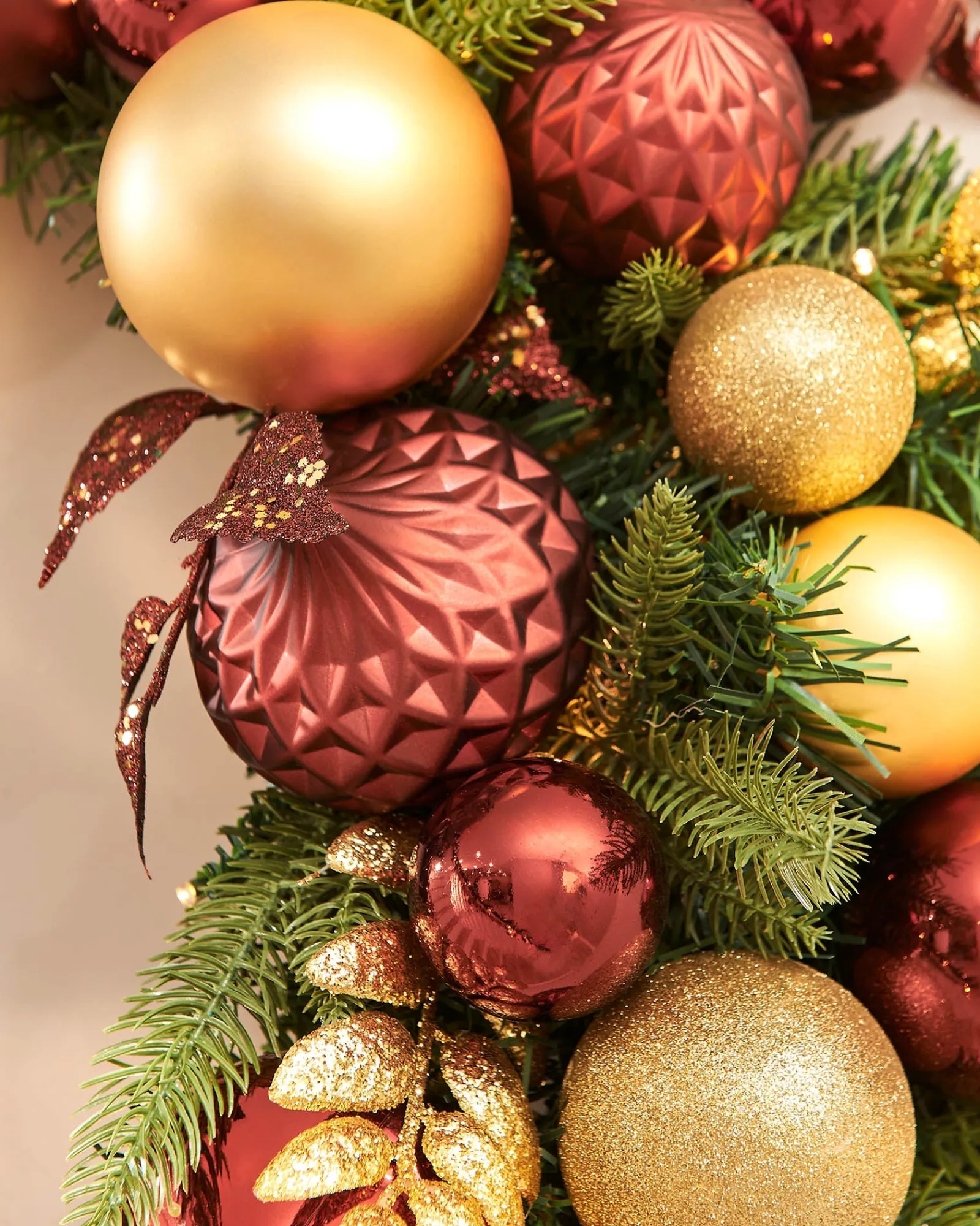 WeRChristmas Pre-Lit Decorated Wreath, Burgundy/Gold, 76 Cm