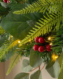 WeRChristmas Pre-Lit Decorated Wreath, Berries & Eucalyptuses, 60 Cm