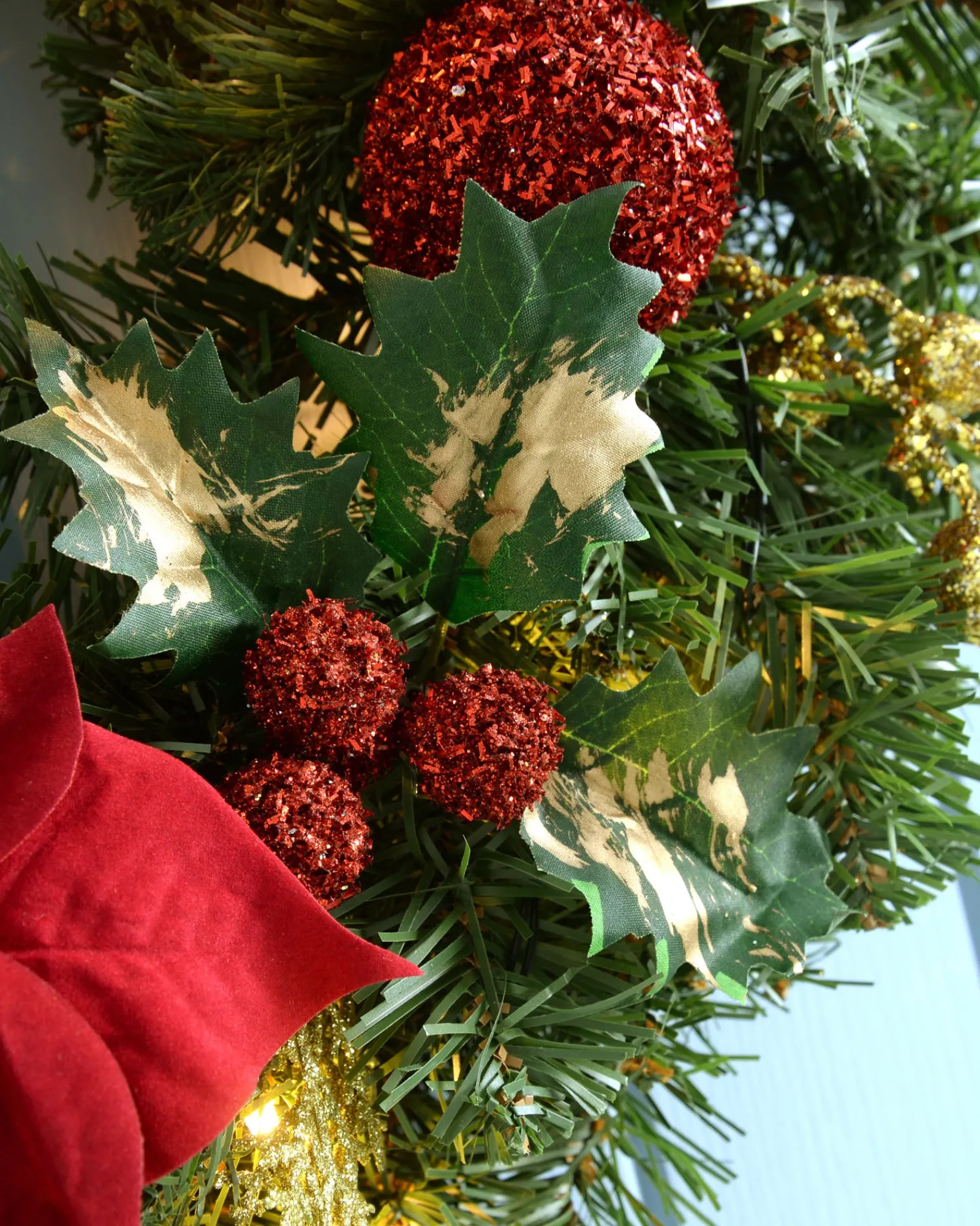 WeRChristmas Pre-Lit Decorated Wreath, Red/Gold, 60 Cm