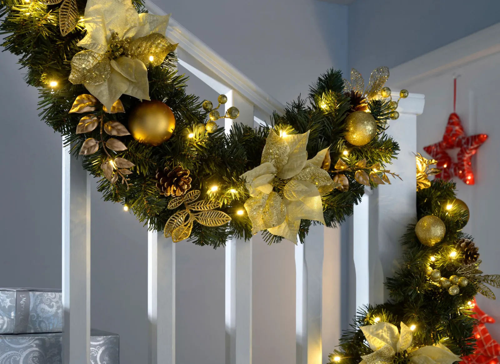 WeRChristmas Pre-Lit Extra Thick Garland, Static, Cream/Gold, 9 Ft