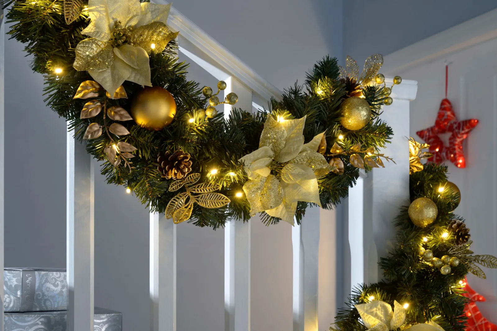 WeRChristmas Pre-Lit Extra Thick Garland, Cream/Gold, 9 Ft