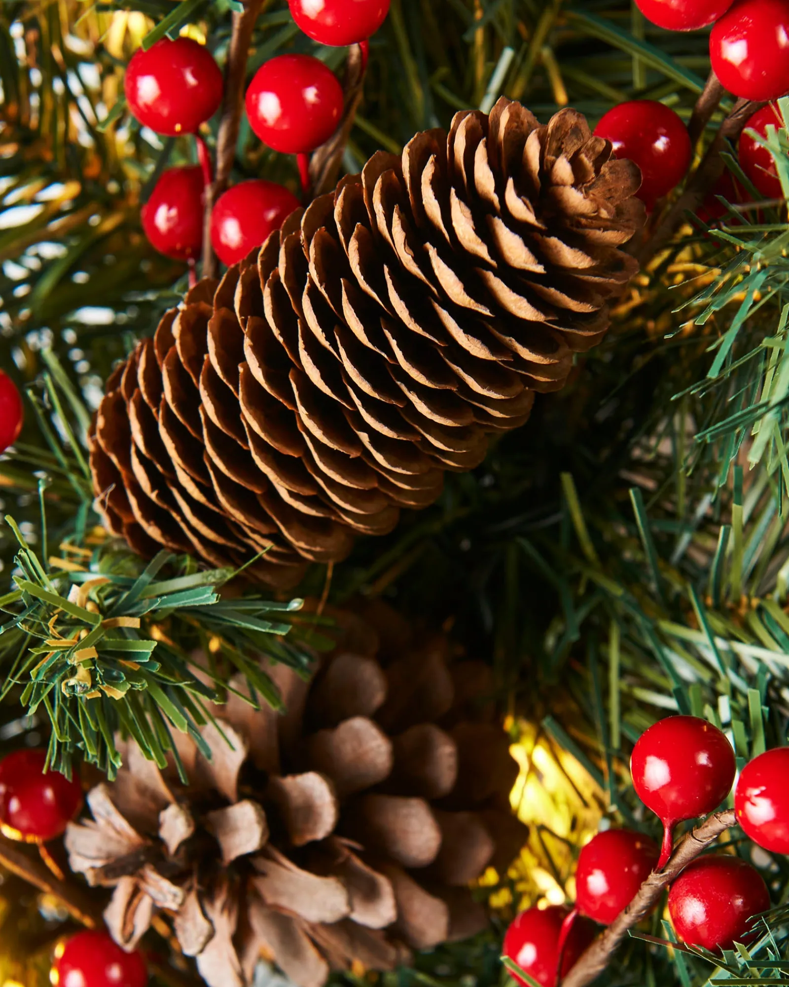 WeRChristmas Pre-Lit Extra Thick Wreath, Pinecones & Berries, 76 Cm