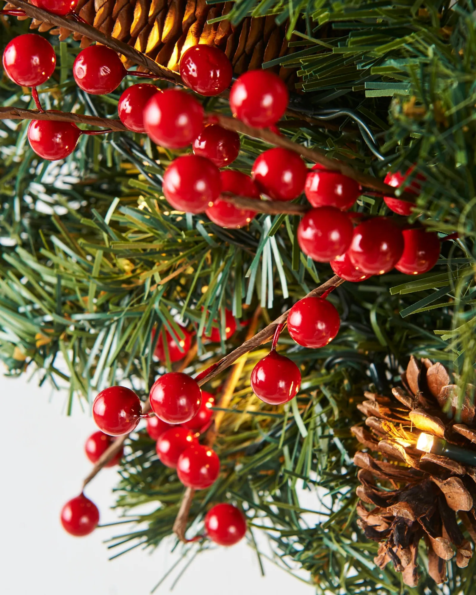 WeRChristmas Pre-Lit Extra Thick Wreath, Pinecones & Berries, 76 Cm