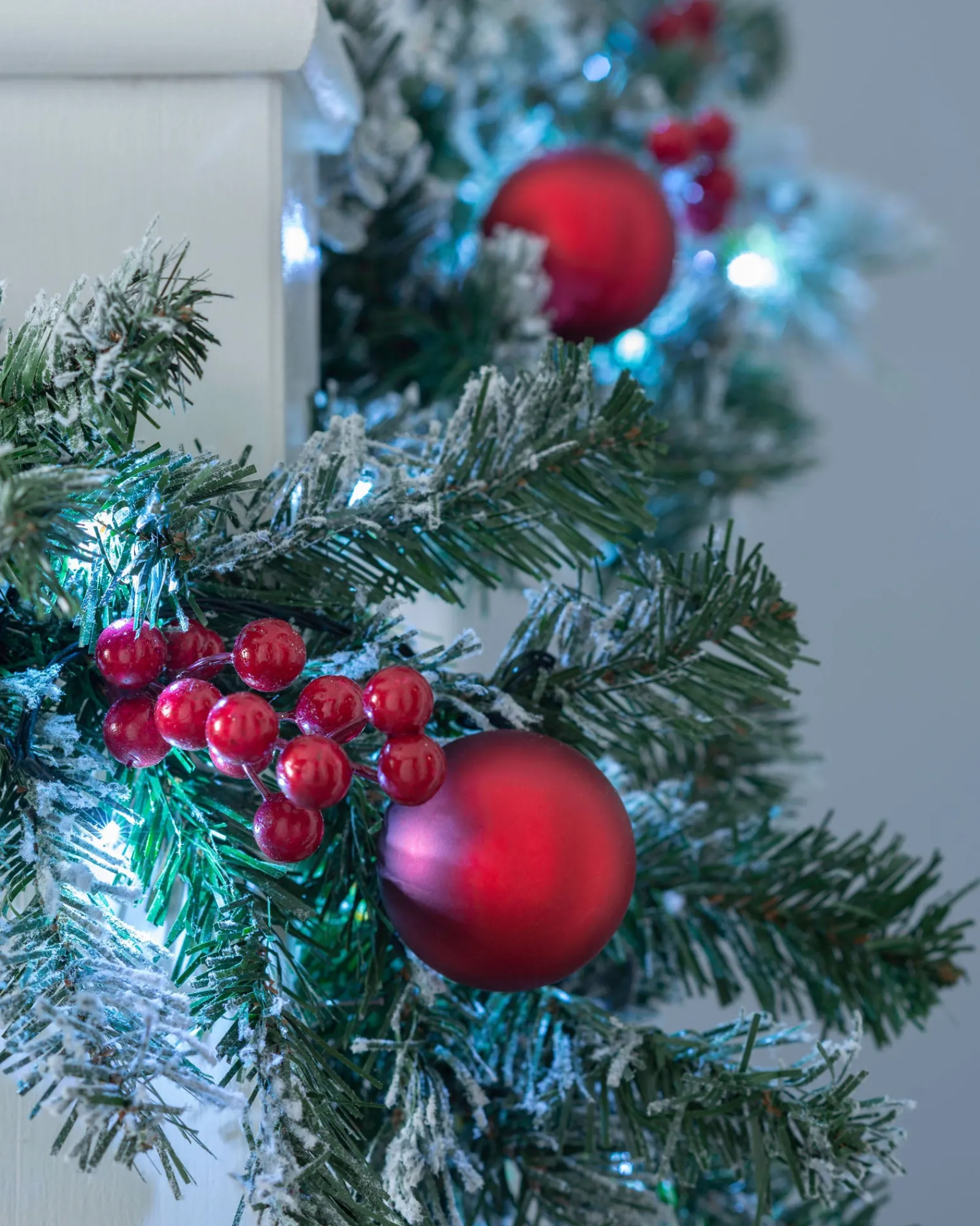 WeRChristmas Pre-Lit Frosted Decorated Garland, 9 Ft