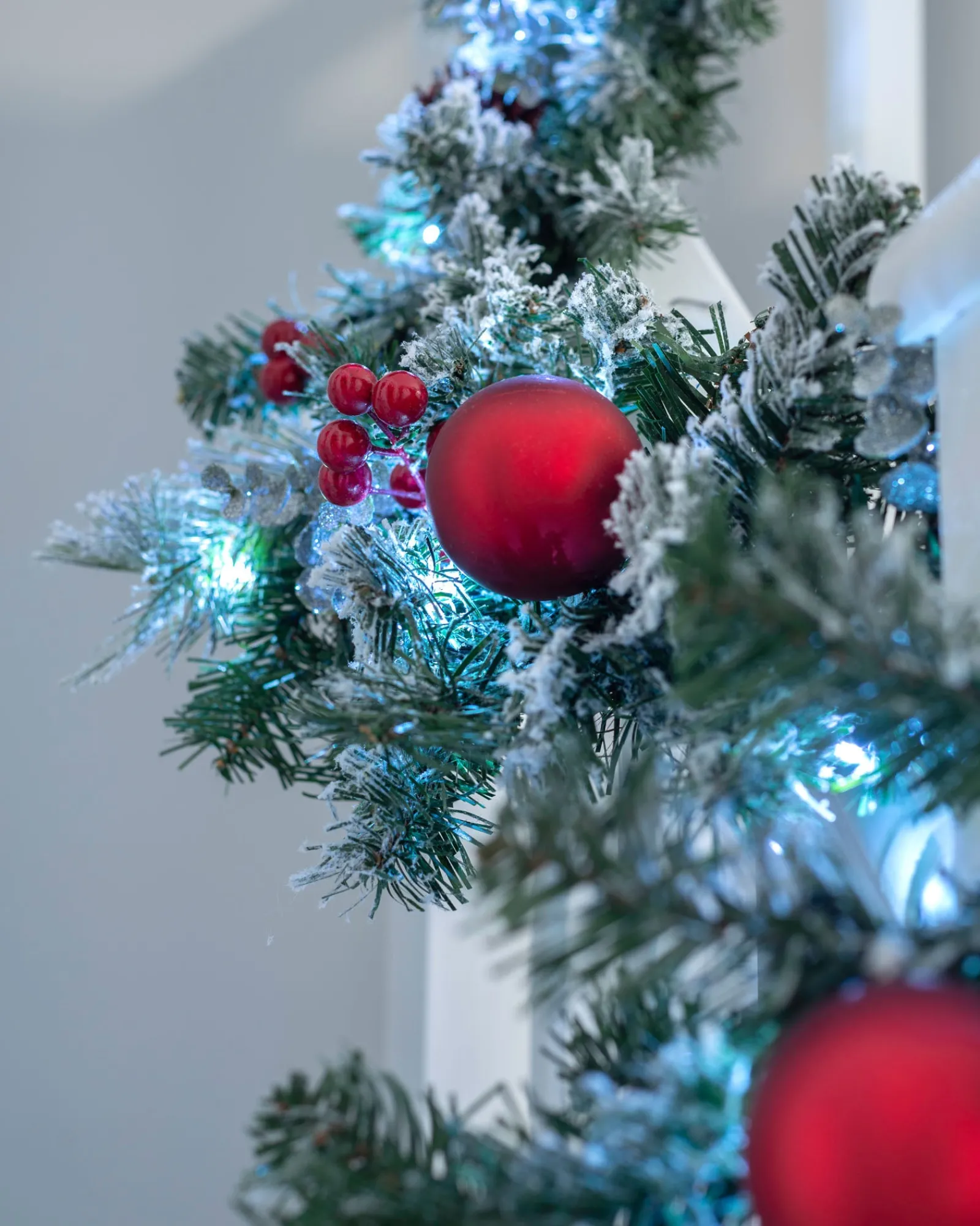 WeRChristmas Pre-Lit Frosted Decorated Garland, 9 Ft