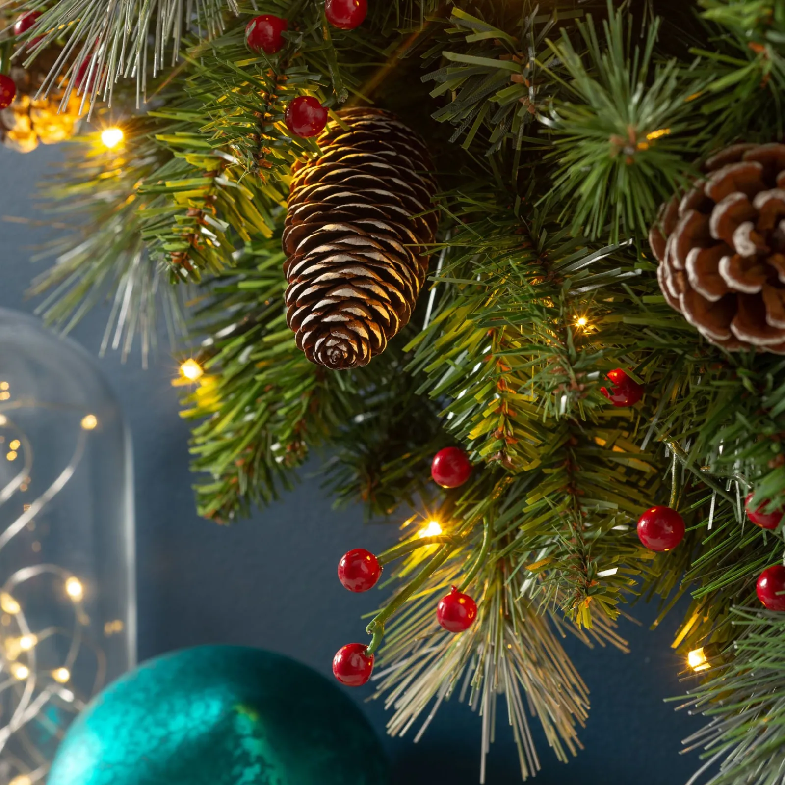 WeRChristmas Pre-Lit Frosted Garland, Pinecones & Berries, 9 Ft