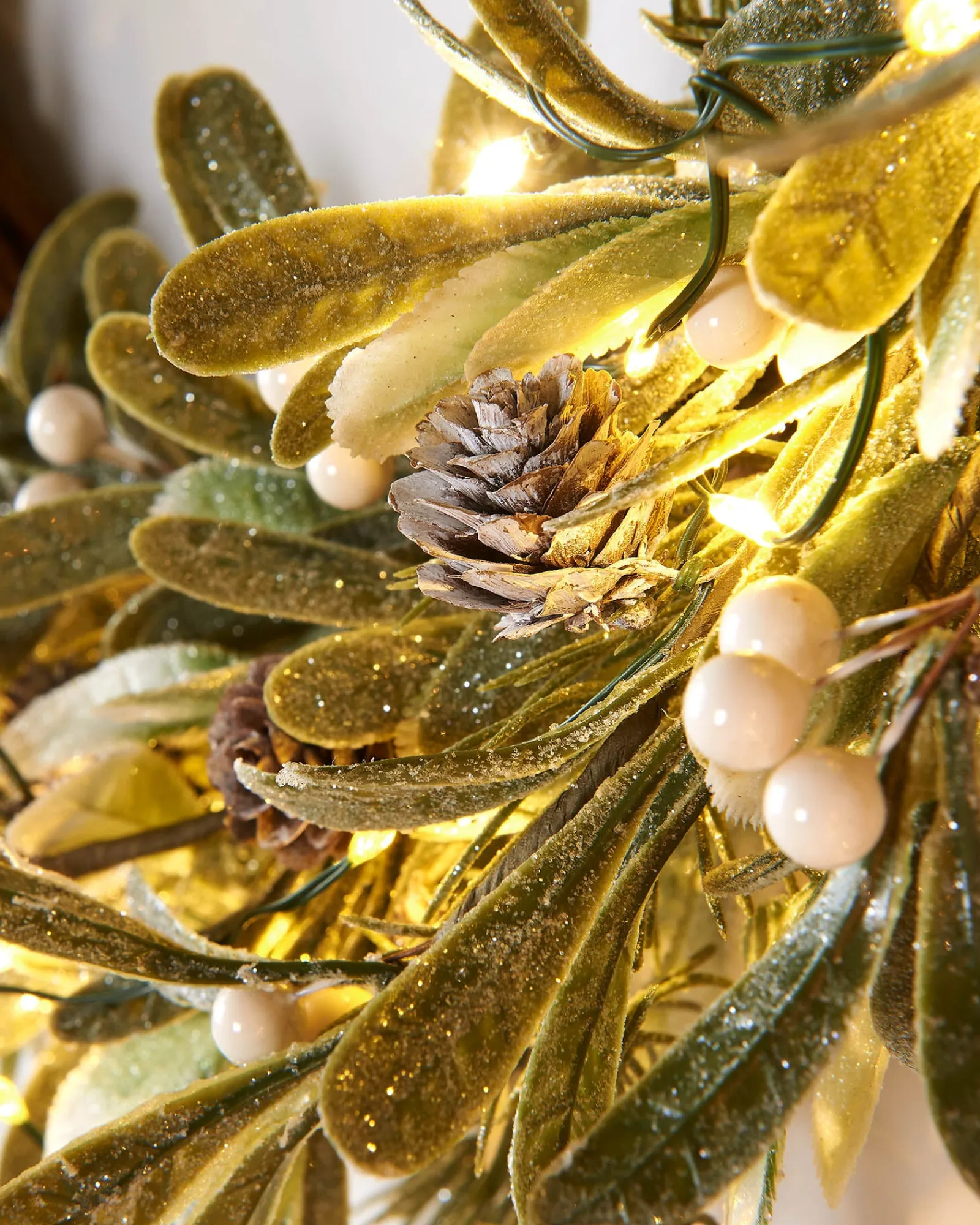 WeRChristmas Pre-Lit Frosted Mistletoe Wreath, 76 Cm