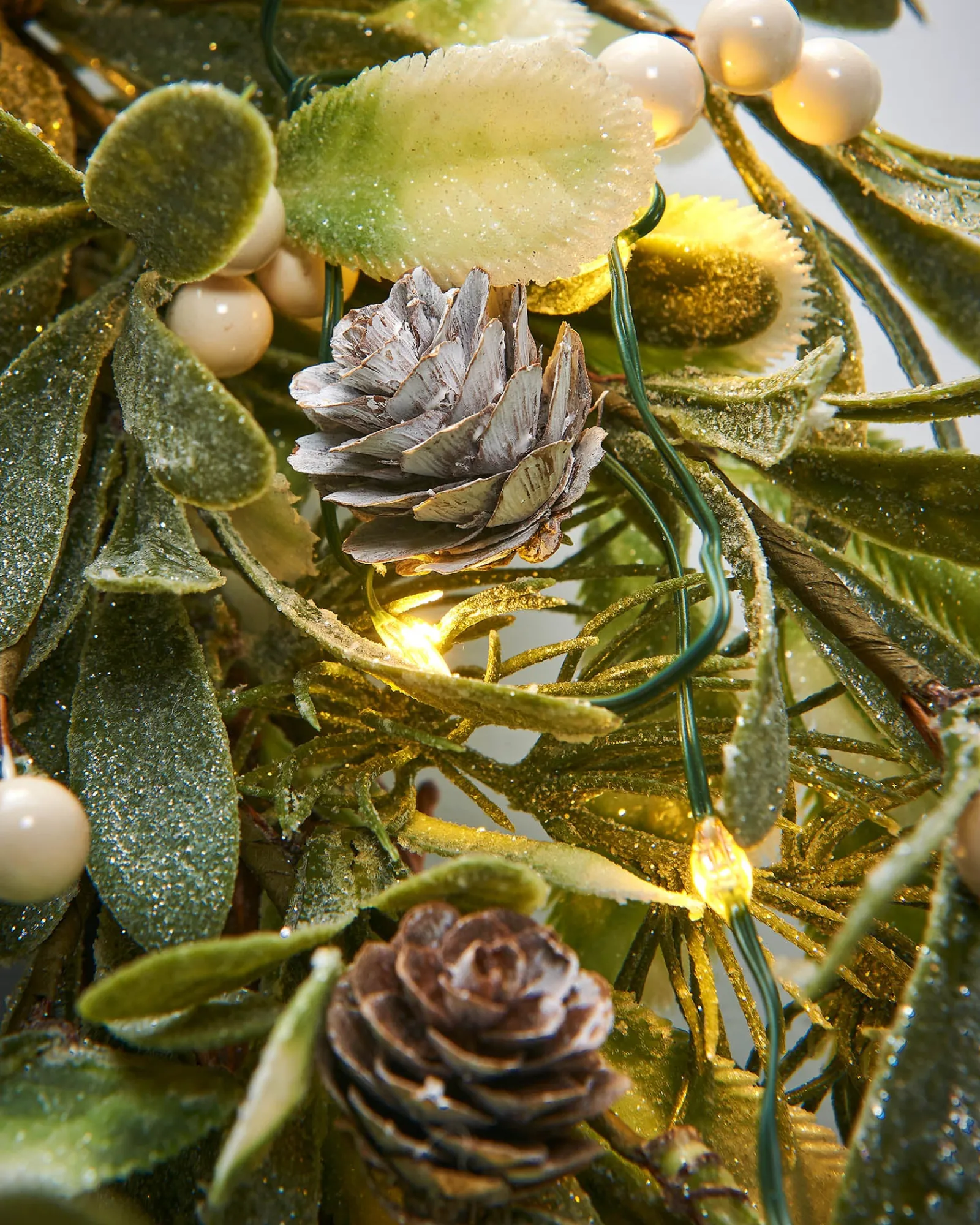 WeRChristmas Pre-Lit Frosted Mistletoe Wreath, 76 Cm