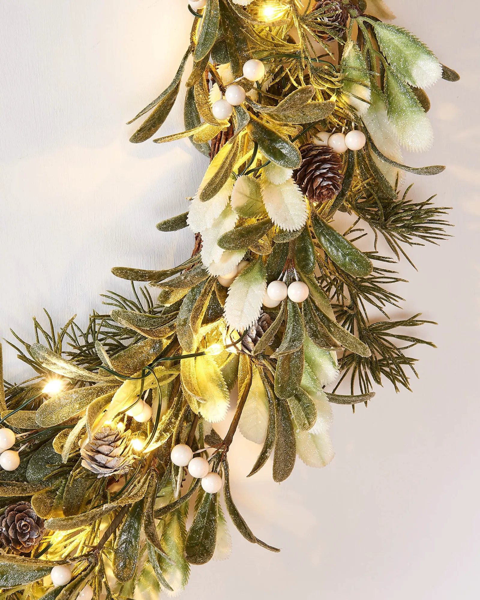 WeRChristmas Pre-Lit Frosted Mistletoe Wreath, 76 Cm