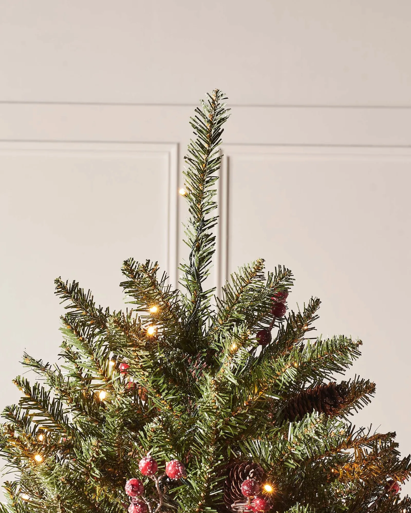 WeRChristmas Pre-Lit Full Bodied Decorated Snow Flocked Christmas Tree, 7 Ft