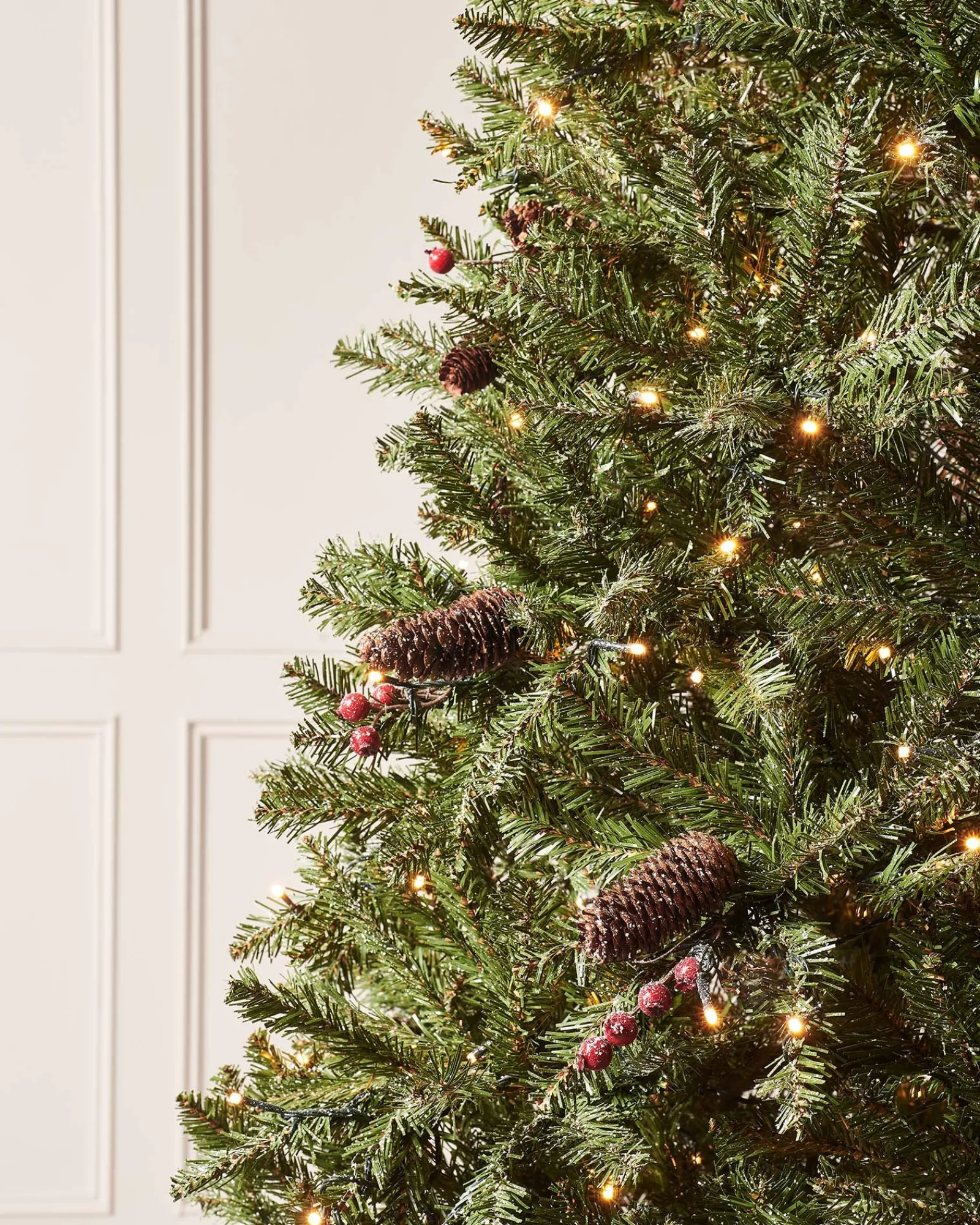 WeRChristmas Pre-Lit Full Bodied Decorated Snow Flocked Christmas Tree, 7 Ft