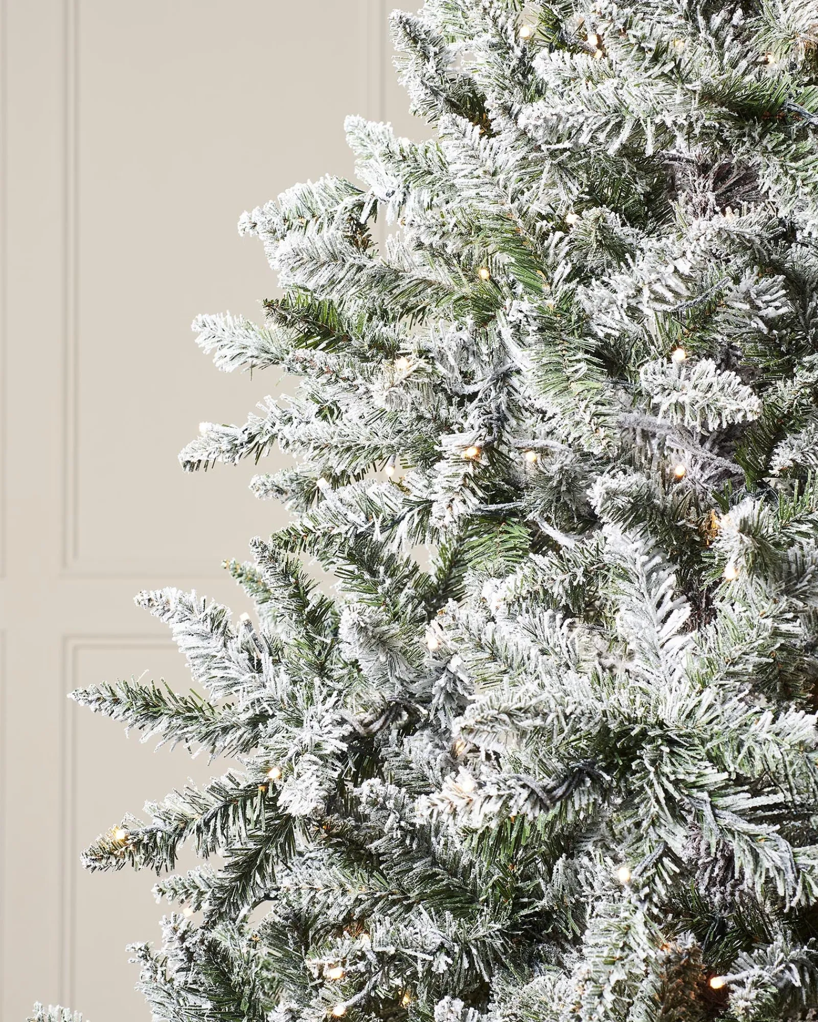 WeRChristmas Pre-Lit Full Bodied Snow Flocked Christmas Tree, 5 Ft