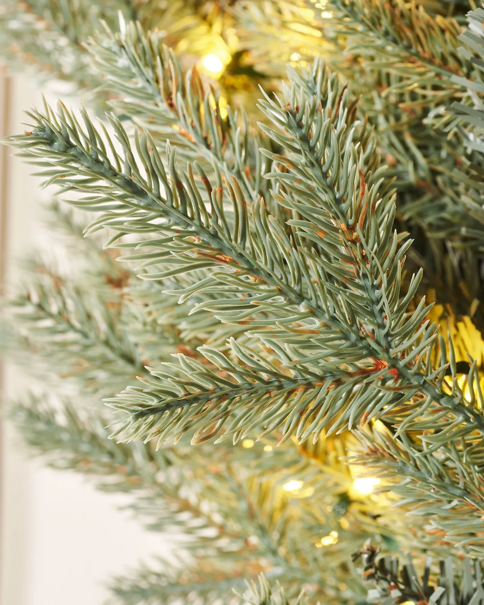 WeRChristmas Pre-Lit Mixed Pine Blue Wreath, 1 M