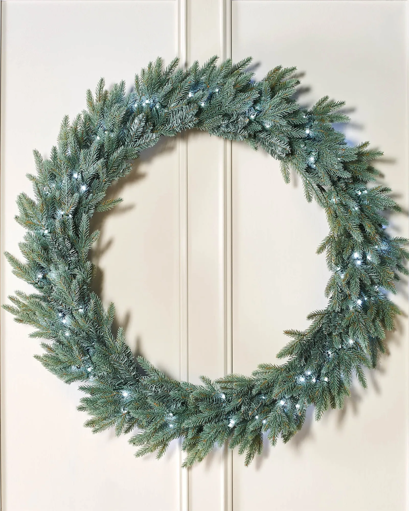 WeRChristmas Pre-Lit Mixed Pine Blue Wreath, 1 M