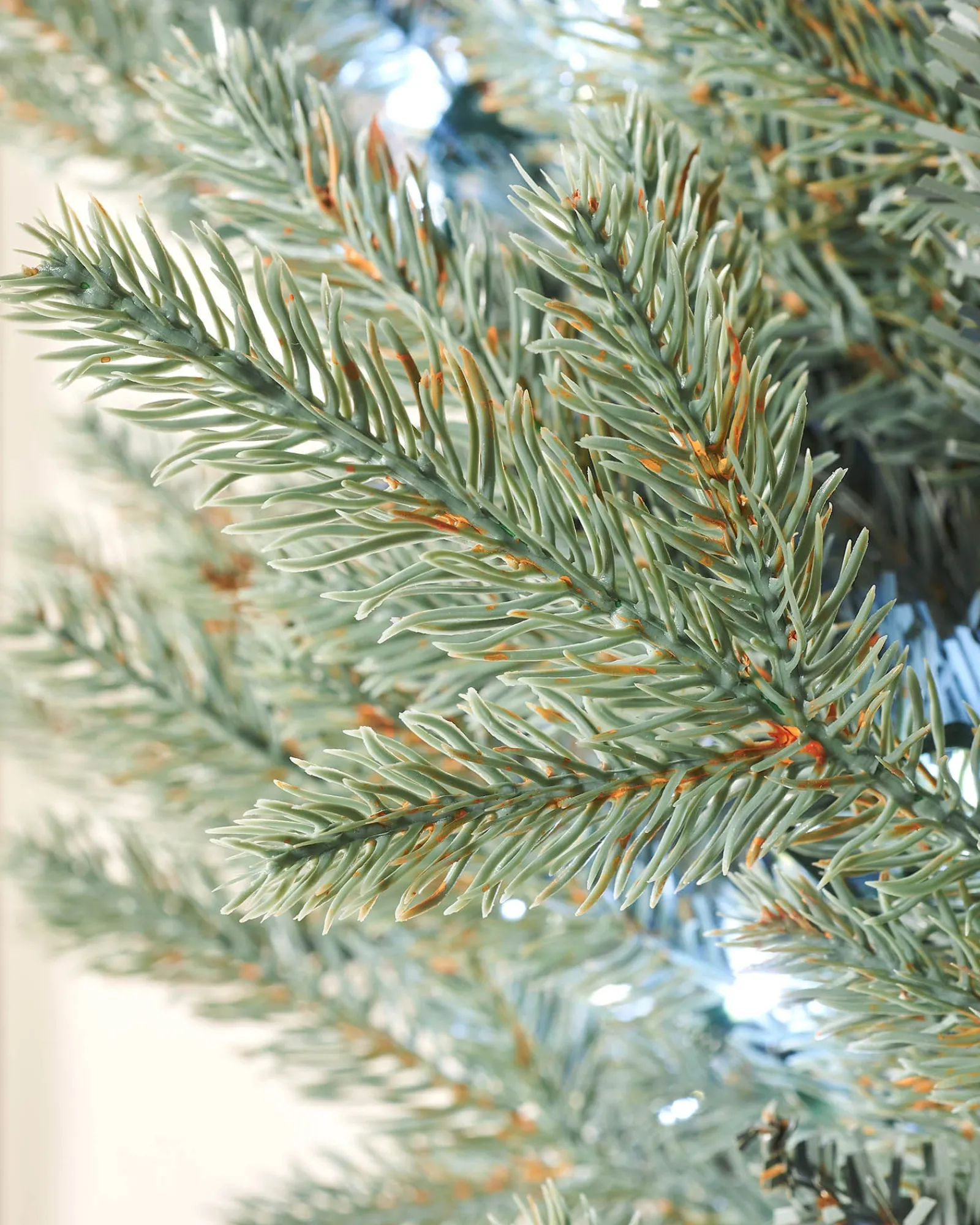 WeRChristmas Pre-Lit Mixed Pine Blue Wreath, 1 M