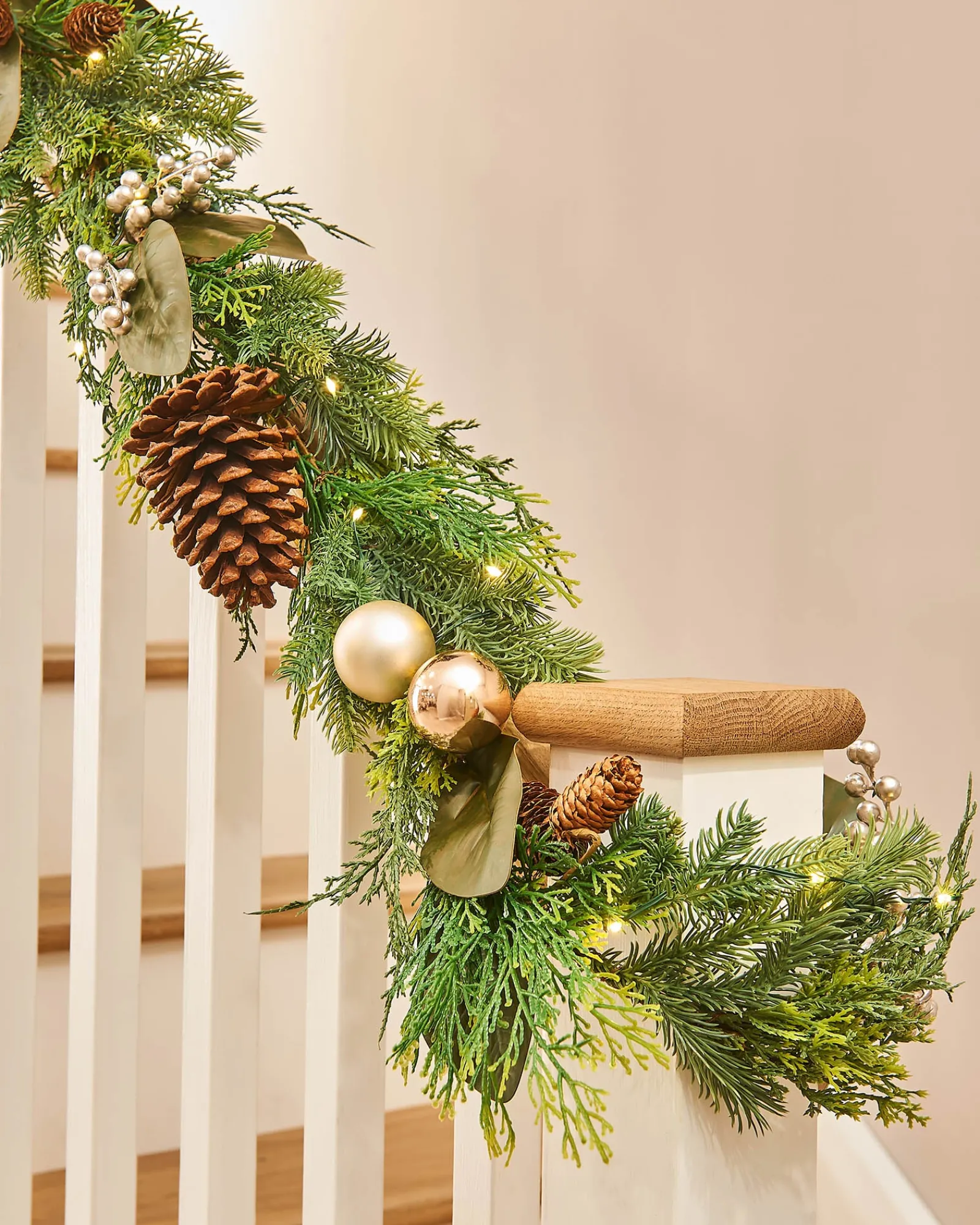 WeRChristmas Pre-Lit Mixed Tip Garland, Pinecones & Berries, 9 Ft