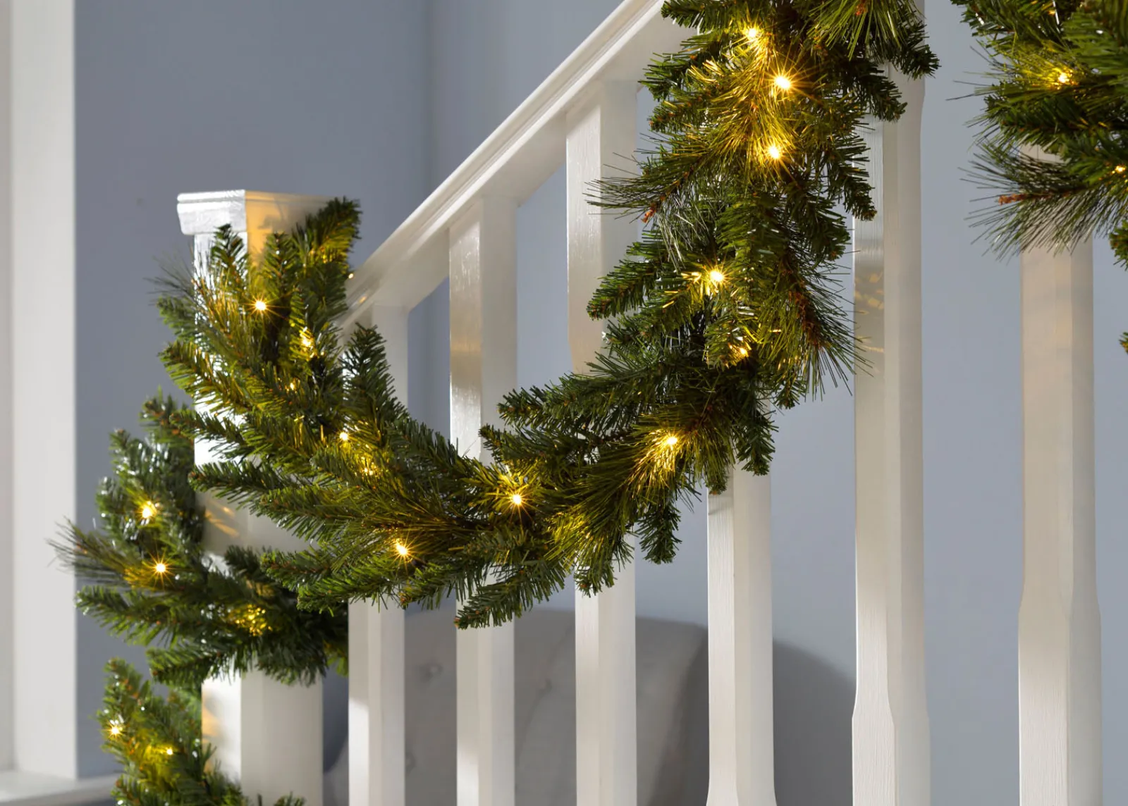 WeRChristmas Pre-Lit Multi-Function Garland, 9 Ft