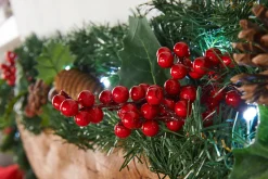 WeRChristmas Pre-Lit Natural Decorated Garland, Pinecones & Berries, 9 Ft