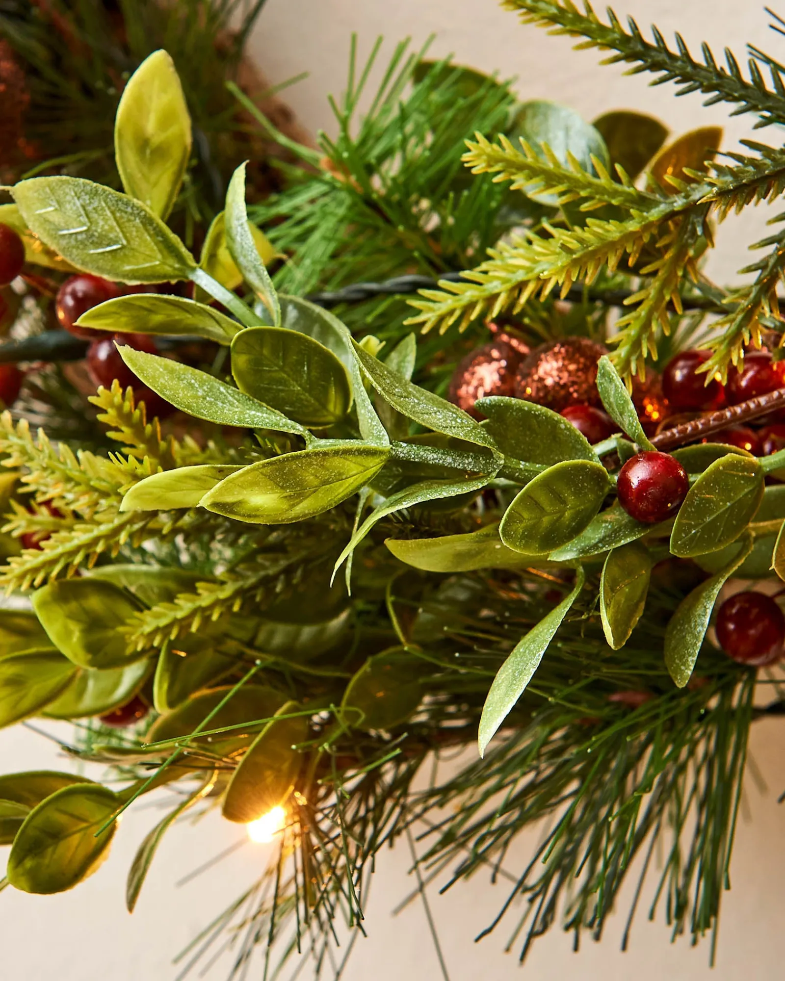WeRChristmas Pre-Lit Natural Mixed Tip Wreath, 60 Cm