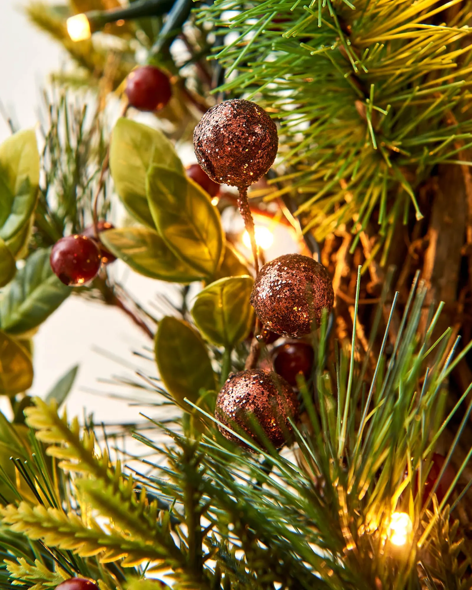 WeRChristmas Pre-Lit Natural Mixed Tip Wreath, 60 Cm