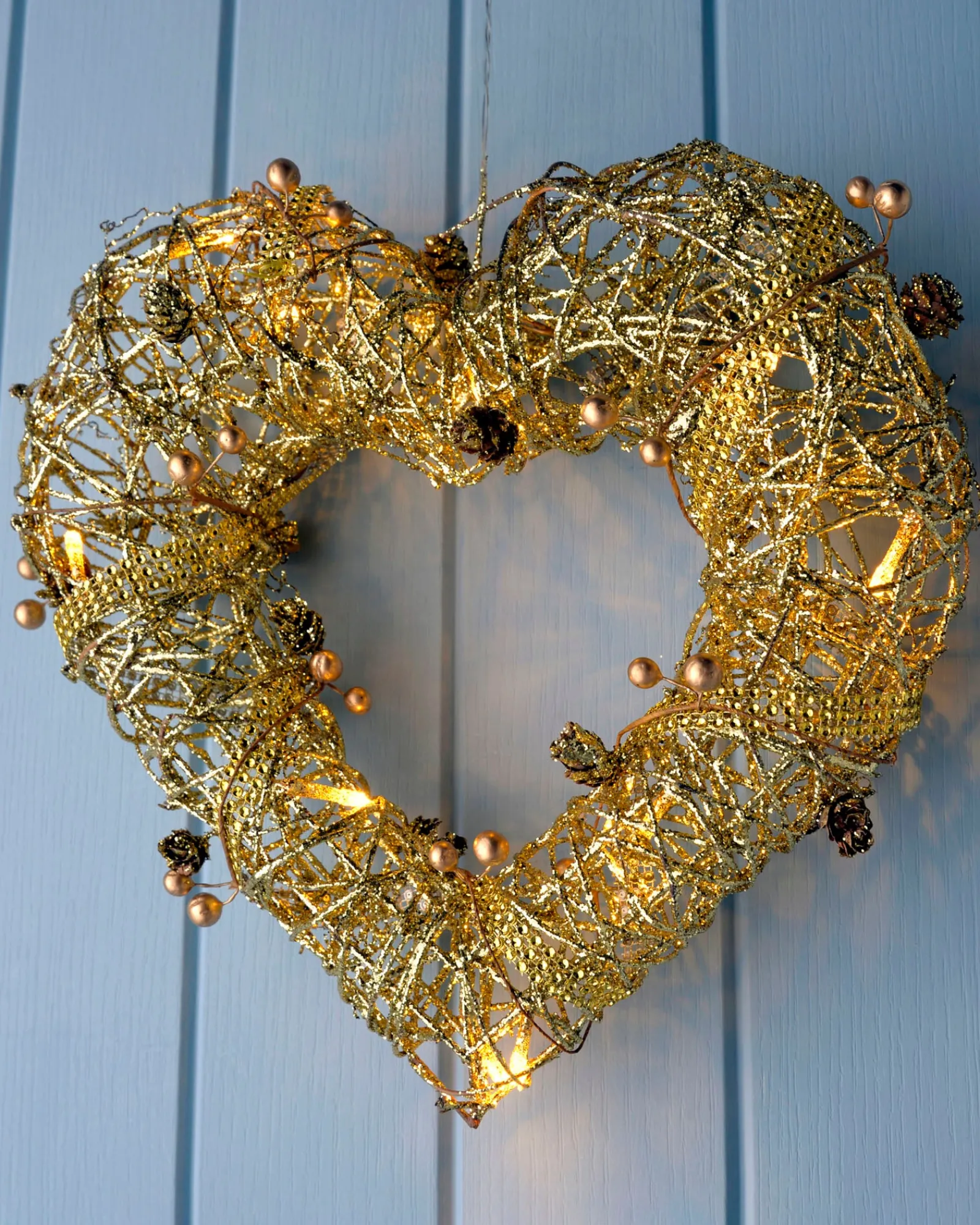 WeRChristmas Pre-Lit Rattan Heart Wreath, 33 Cm