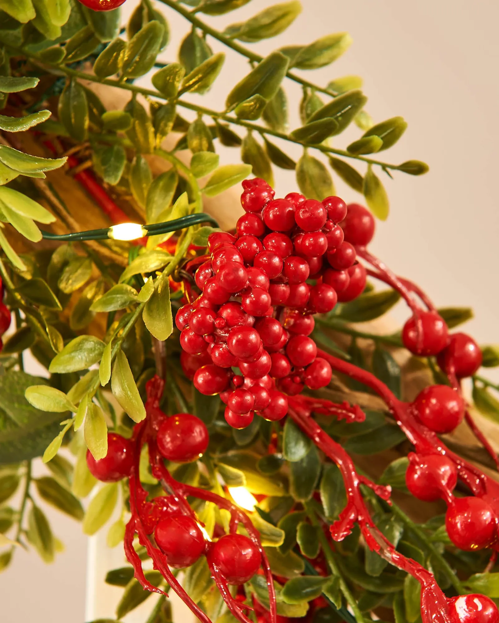 WeRChristmas Pre-Lit Red Berry Garland, 9 Ft