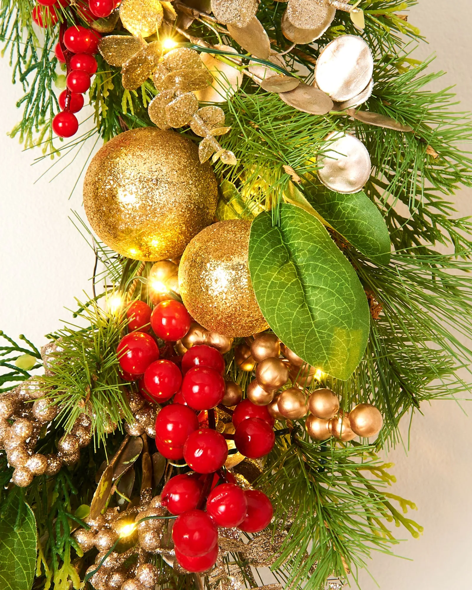 WeRChristmas Pre-Lit Red Berry Mixed Tip Wreath, 76 Cm