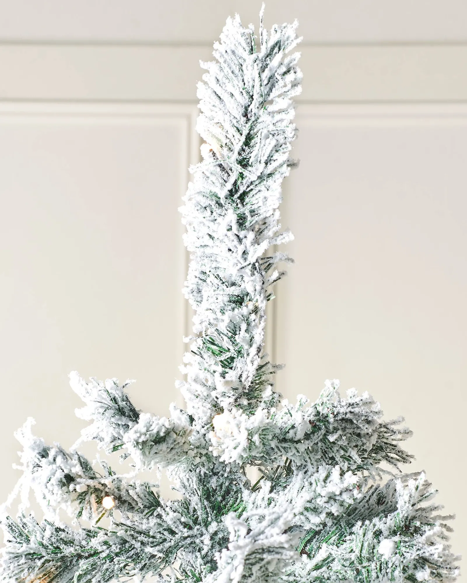 WeRChristmas Pre-Lit Snow Flocked Mixed Pine Christmas Tree, 6 Ft