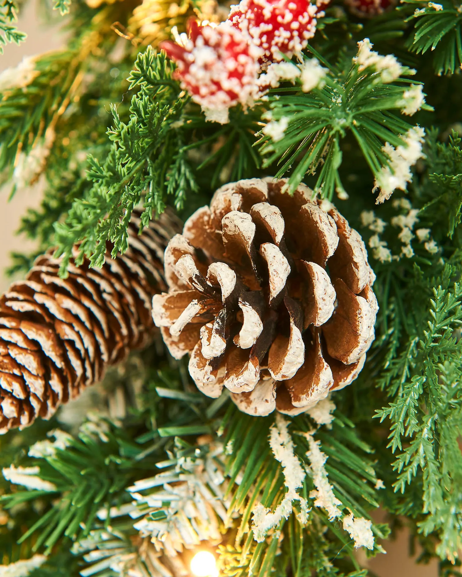 WeRChristmas Pre-Lit Snow Flocked Mixed Tip Wreath, 60 Cm
