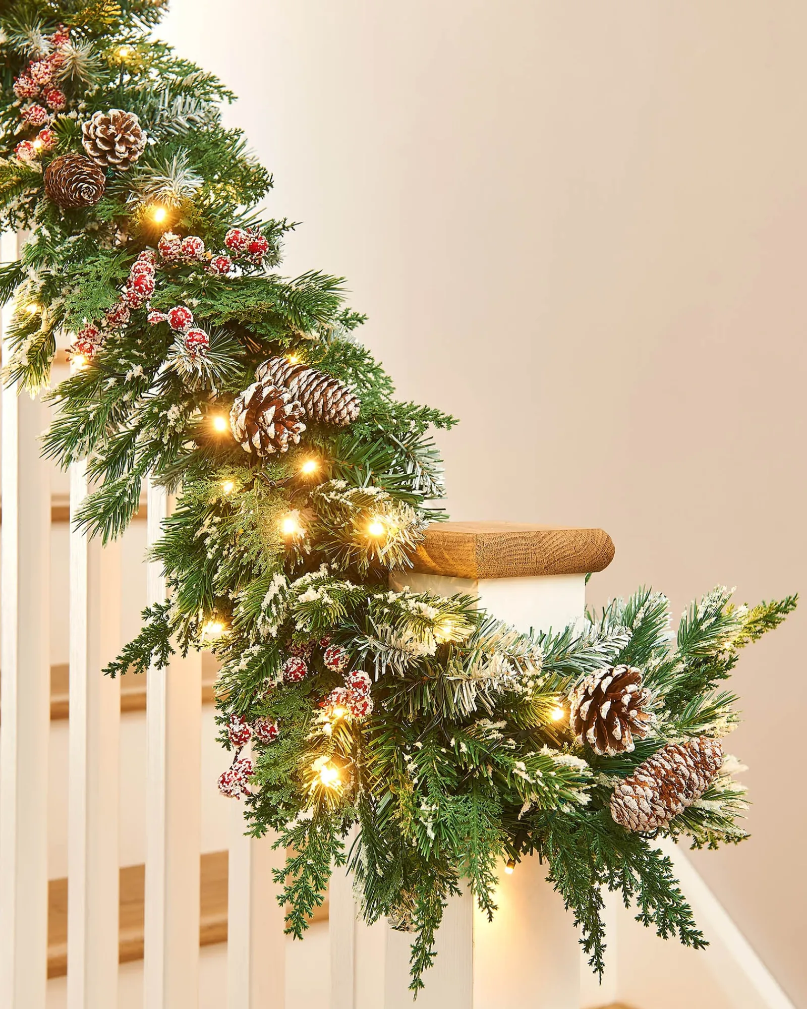 WeRChristmas Pre-Lit Snow Flocked Mixed Tip Garland, 9 Ft