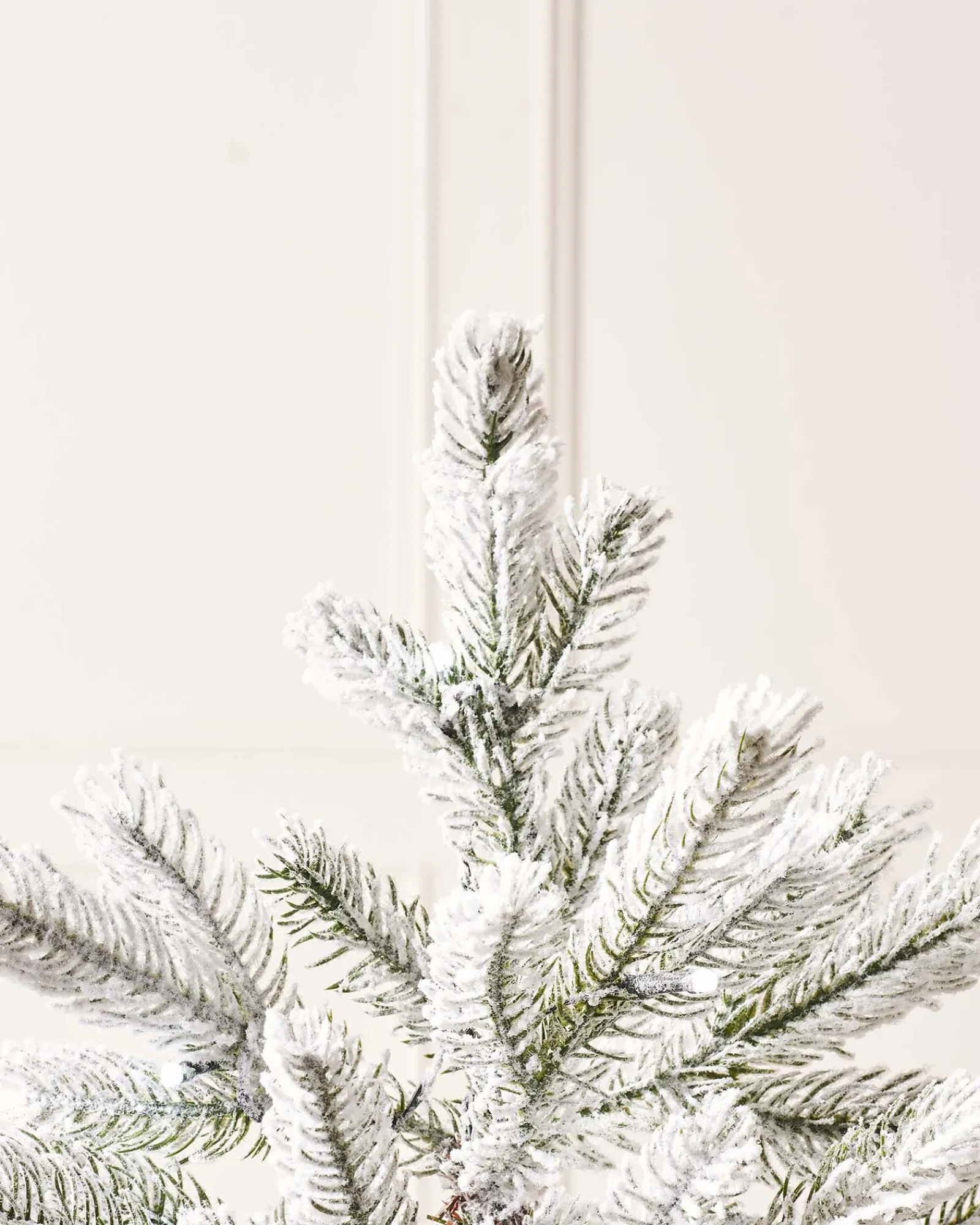 WeRChristmas Pre-Lit Snow Flocked Potted Christmas Tree, 4 Ft