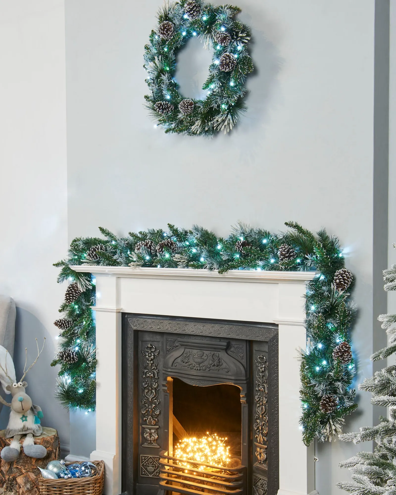 WeRChristmas Pre-Lit Snow Flocked Wreath, Pinecones, 60 Cm