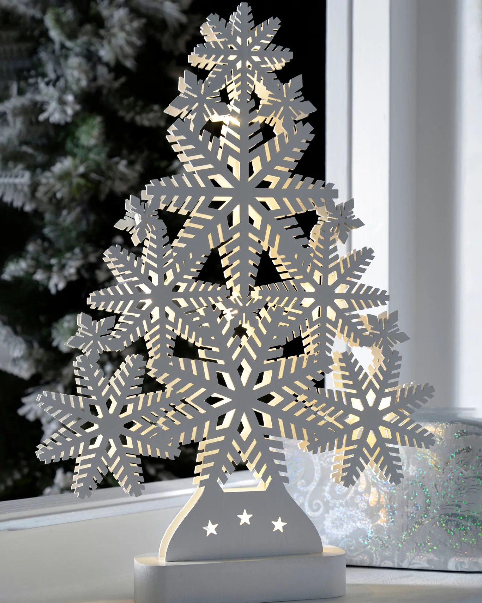 WeRChristmas Pre-Lit Snowflake Tree Table Christmas Decoration, 39.5 Cm
