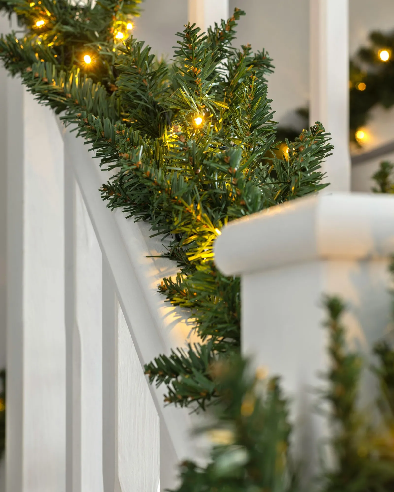 WeRChristmas Pre-Lit Warm White LEDs Garland, 9 Ft