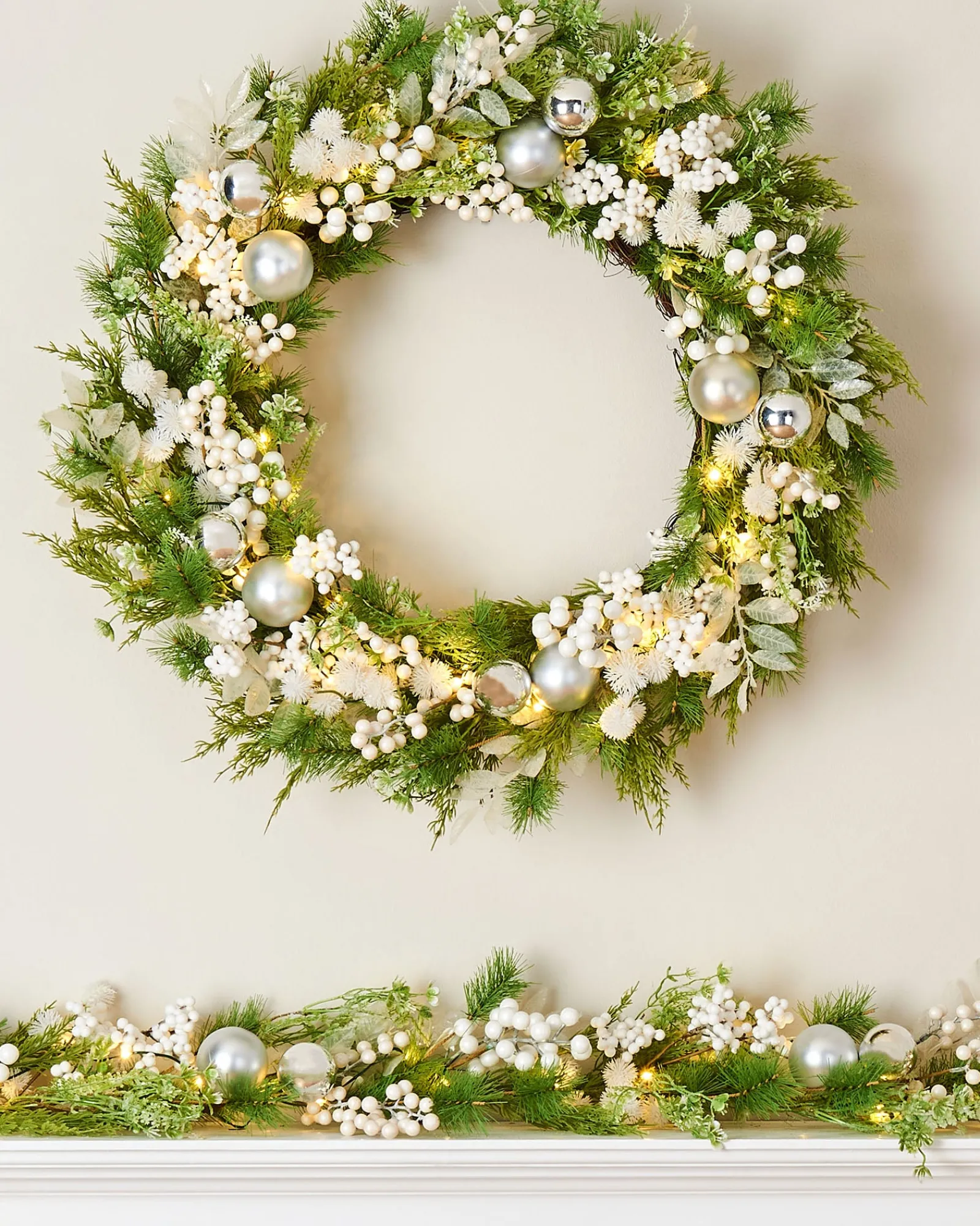WeRChristmas Pre-Lit White Berry Mixed Tip Wreath, 76 Cm