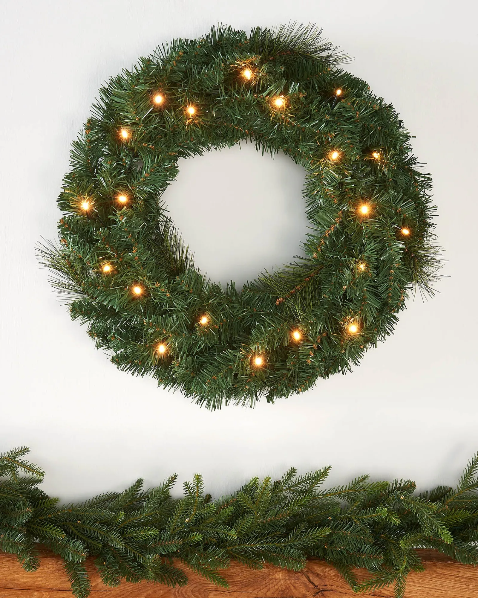 WeRChristmas Pre-Lit Wreath, 60 Cm