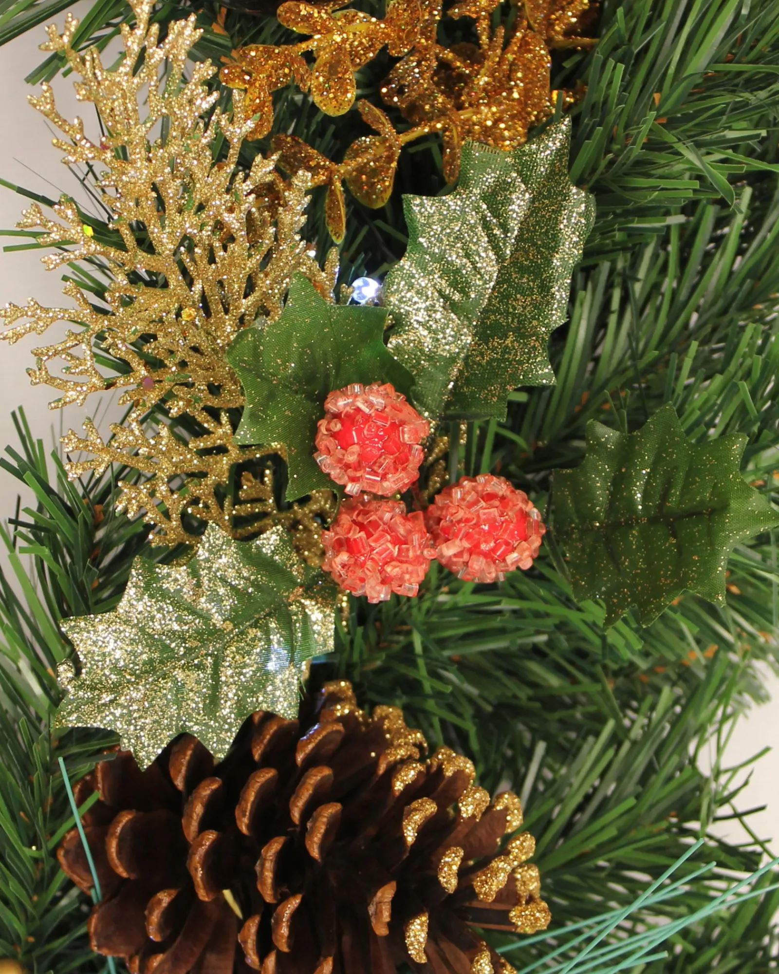 WeRChristmas Pre-Lit Wreath, Red/Gold, 60 Cm