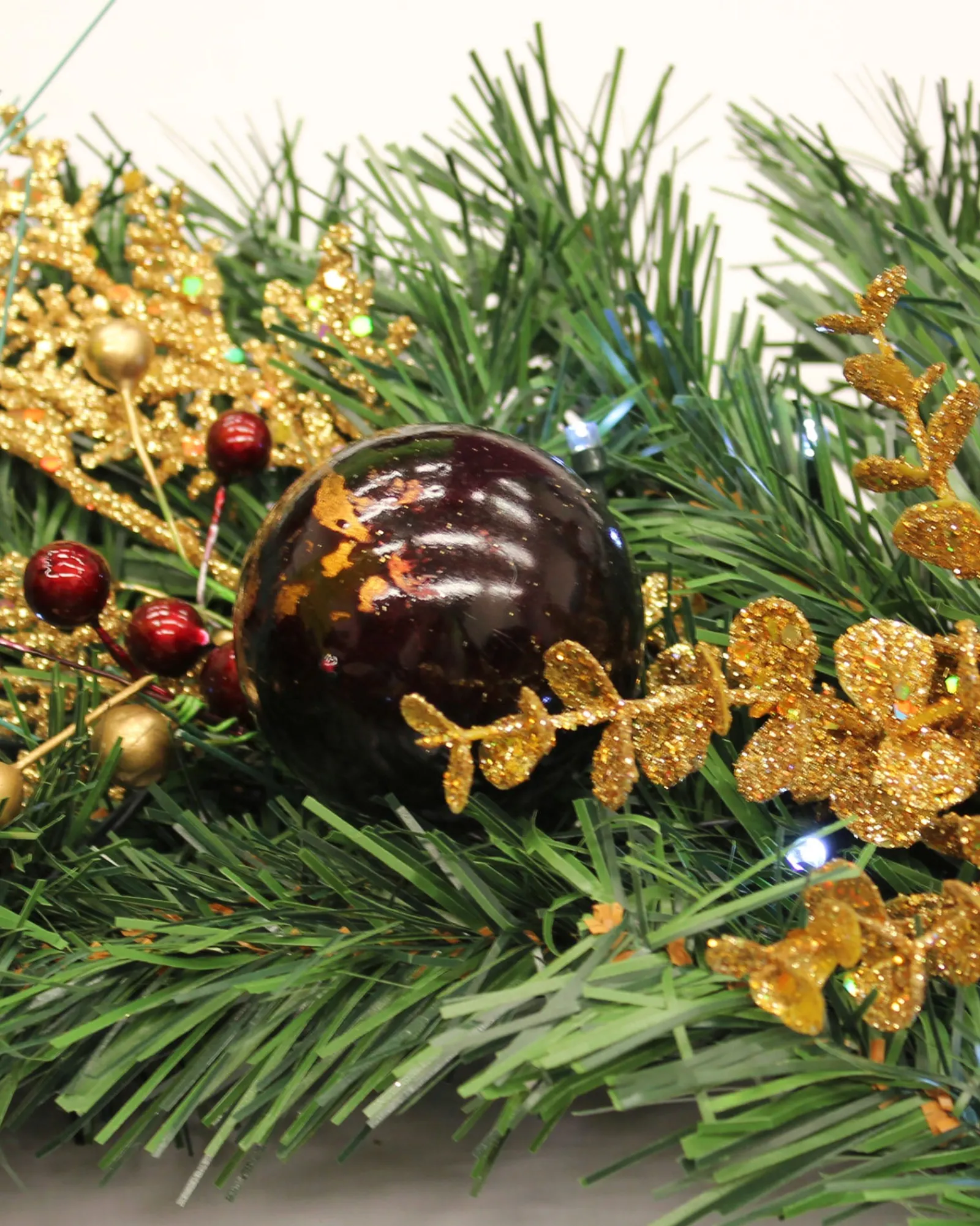 WeRChristmas Pre-Lit Wreath, Red/Gold, 60 Cm