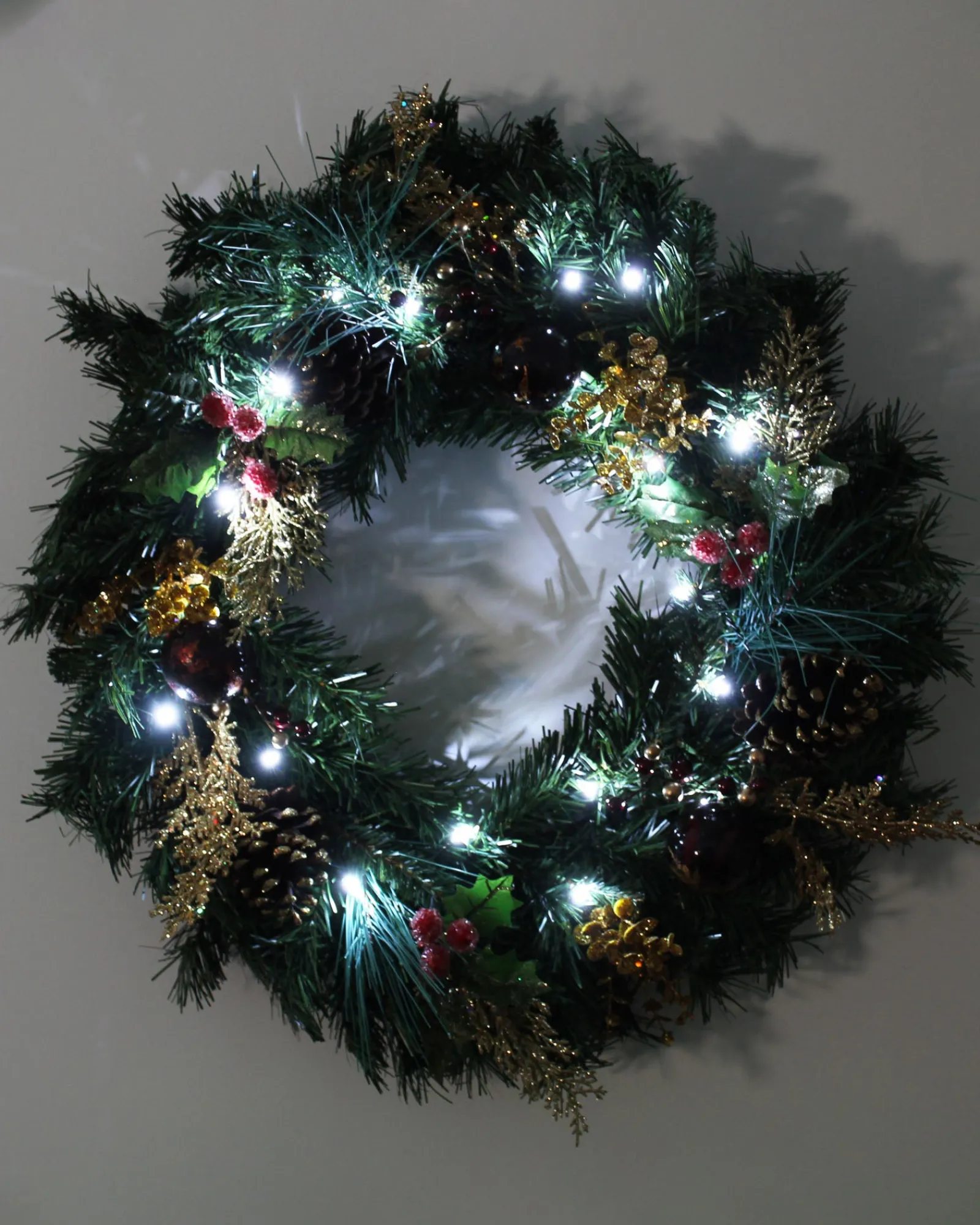 WeRChristmas Pre-Lit Wreath, Red/Gold, 60 Cm