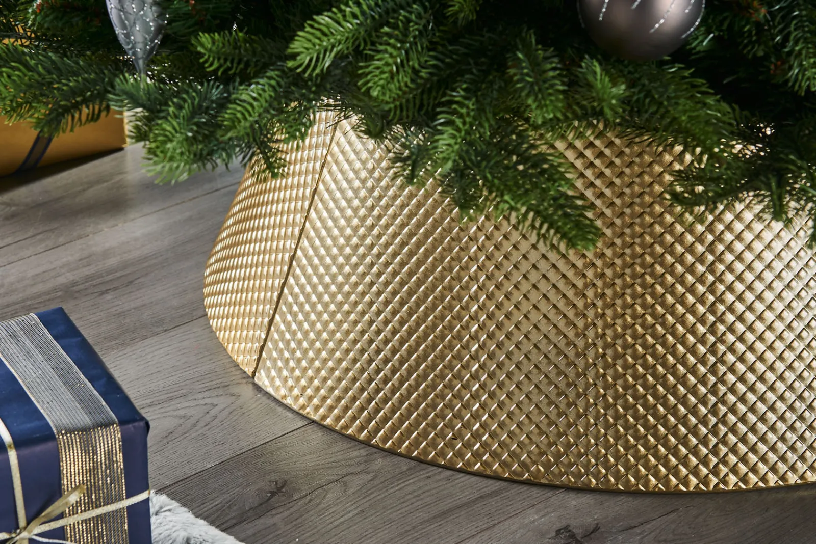 WeRChristmas Quilted Metal Tree Collar, Gold, 71 Cm